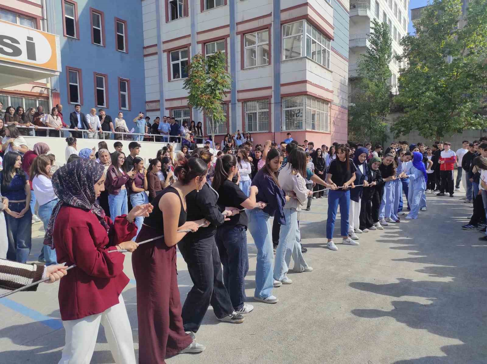BATMAN’IN SASON İLÇESİNDE ANADOLU LİSESİ OKUL AİLE BİRLİĞİ VE OKUL İDARESİ TARAFINDAN, OKULA YENİ BAŞLAYAN ÖĞRENCİLERİN UYUM SÜRECİNE KATKI SAĞLAMAK VE OKUL ORTAMINI DAHA EĞLENCELİ HALE GETİRMEK AMACIYLA 'ANADOLU’DA ŞENLİK VAR' ADIYLA SONBAHAR ETKİNLİĞİ DÜZENLENDİ.