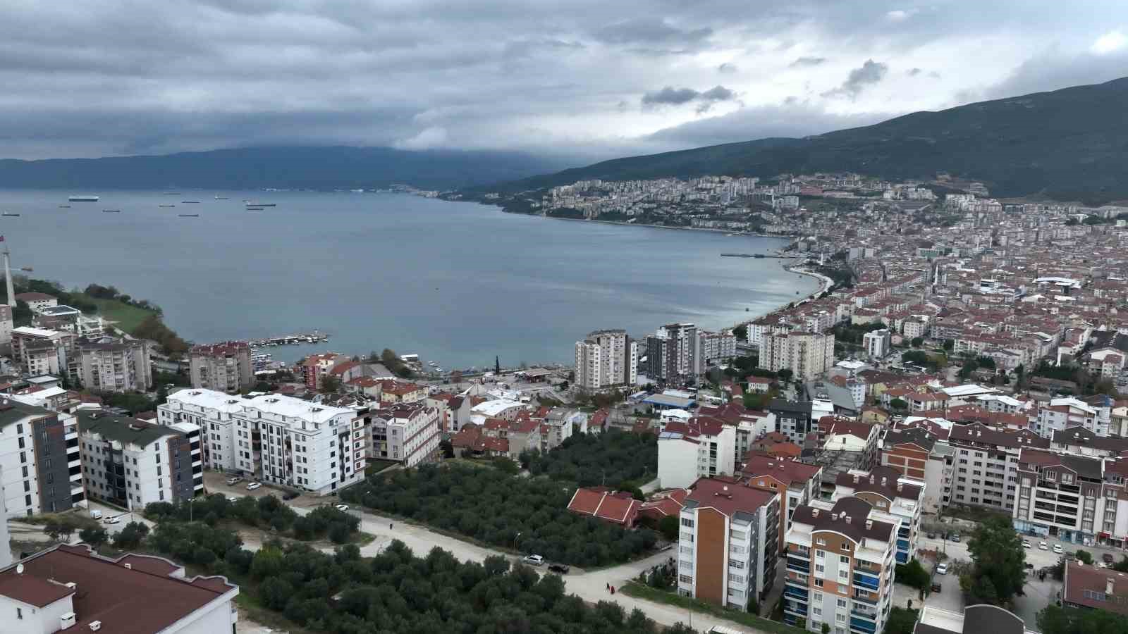 TMMOB JEOLOJİ MÜHENDİSLERİ ODASI GÜNEY MARMARA ŞUBE BAŞKANI MEHMET YILDIZ, BURSA’NIN GEMLİK İLÇESİNDE SÜREN SİSMİK HAREKETLİLİK HAKKINDA YAPTIĞI AÇIKLAMADA, "KUZEY ANADOLU FAY ZONU ORTA KOLUNDA GEMLİK KÖRFEZİNDE SİSMİK AKTİVİTENİN DEVAM ETTİĞİNİ GÖSTERMEKTEDİR" DEDİ.