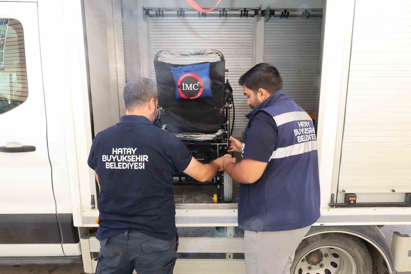 HBB EKİPLERİ TARAFINDAN REYHANLI’DA İHTİYAÇ SAHİBİ ENGELLİ VATANDAŞA AKÜLÜ TEKERLEKLİ SANDALYE TESLİM EDİLDİ.
