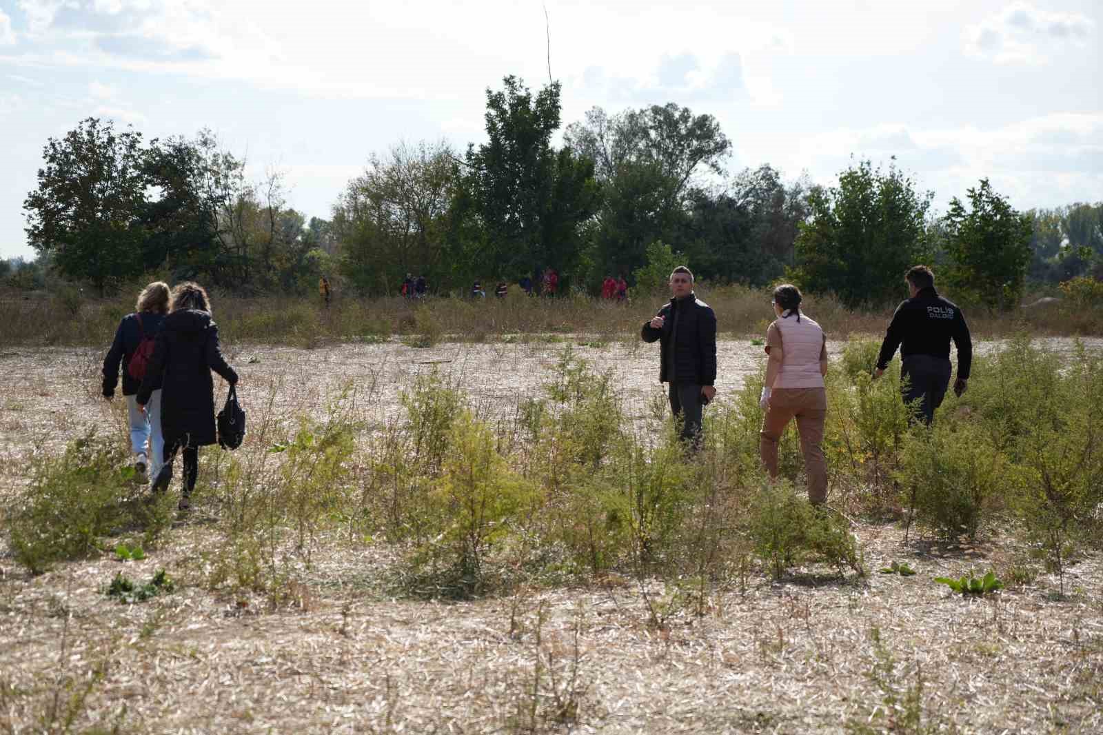 EDİRNE'DE MERİÇ NEHRİ'NDE BOTUN ALABORA OLMASI SONUCU KAYBOLAN 2 ÇOCUĞU ARAMA ÇALIŞMALARINDA 5 YAŞINDAKİ KIZ ÇOCUĞUNUN DA CANSIZ BEDENİNE ULAŞILDI. DAHA ÖNCE BİR ÇOCUĞUN HAYATINI KAYBETTİĞİ OLAYDA, KAYIP SON ÇOCUĞU BULMAK İÇİN ARAMA ÇALIŞMALARI 3'ÜNCÜ GÜNÜNDE DEVAM EDİYOR.