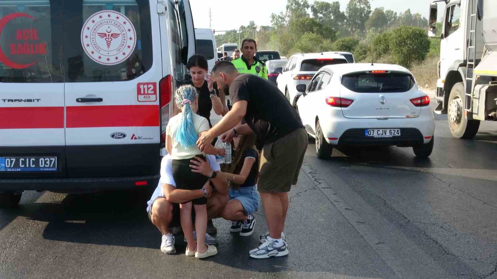 ANTALYA'NIN MANAVGAT İLÇESİNDE 3'Ü TUR ARACI OLMAK ÜZERE 6 ARACIN KARIŞTIĞI ZİNCİRLEME TRAFİK KAZASINDA ARALARINDA YABANCI UYRUKLU TURİSTLERİN DE BULUNDUĞU 17 KİŞİ YARALANDI.