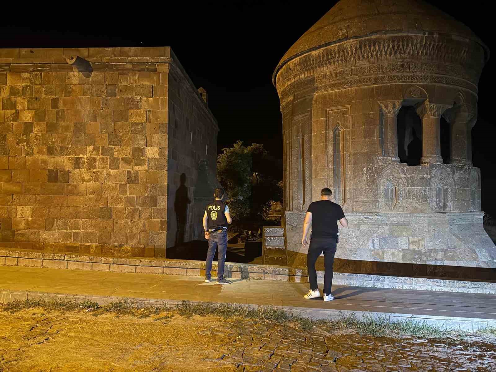 BİTLİS’İN AHLAT İLÇE EMNİYET MÜDÜRLÜĞÜ EKİPLERİ TARAFINDAN TARİHİ VE KÜLTÜREL ALANLARDA DENETİMLER GERÇEKLEŞTİRİLDİ.