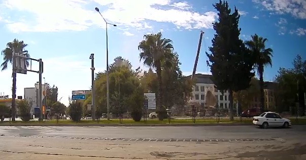 ADIYAMAN’DA VİNÇTEN DÜŞEN BEN BLOK ÇEVREDEKİ VATANDAŞLARI KORKUTTU.