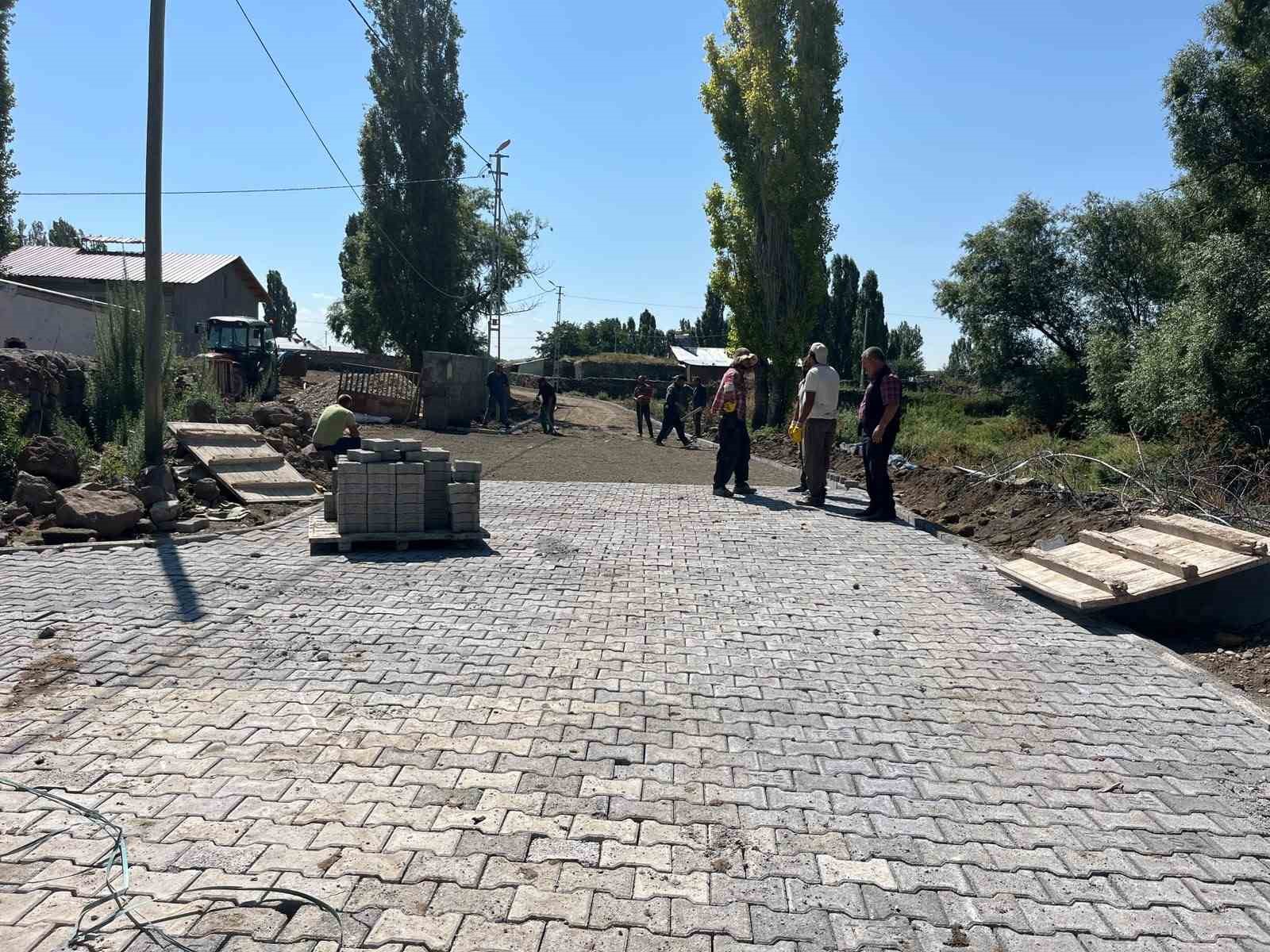 AKYAKA’DA KÖY YOLLARININ KİLİT PARKE TAŞ YAPIMI SÜRÜYOR(KARS-İHA)