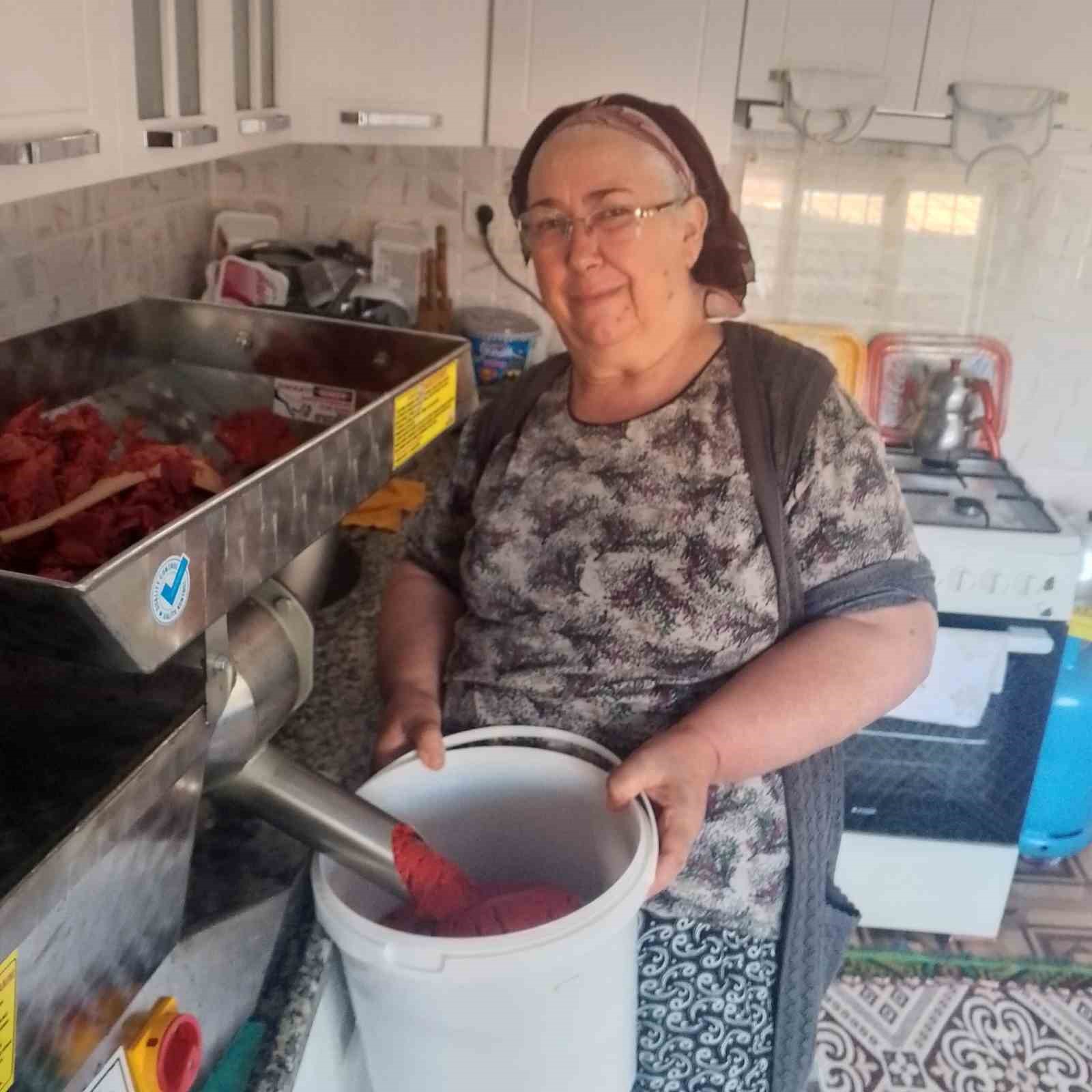 UZUNKÖPRÜ’DE KADINLARA SALÇA MAKİNESİ DESTEĞİ