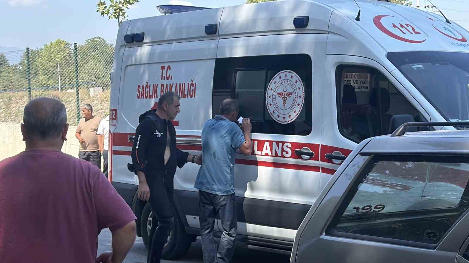 DÜZCE BELEDİYESİ SU REGÜLATÖRLERİNİN BULUNDUĞU UĞUR SUYU’NDA SERİNLEMEK İÇİN SUYA GİREN 12 YAŞINDA Kİ ÇOCUK EKİPLERİN 20 DAKİKALIK KALP MASAJI İLE HAYATA DÖNDÜ.
