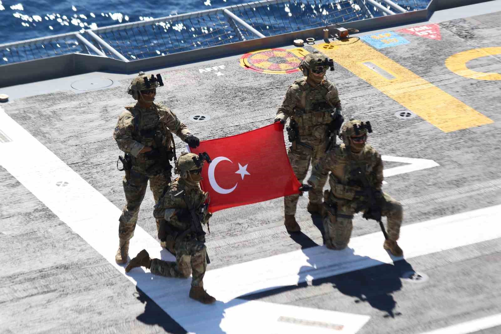 DENİZ KUVVETLERİ KOMUTANLIĞI TARAFINDAN TÜRKİYE'NİN 3 TARAFINDA BULUNAN DENİZLERDE GERÇEKLEŞTİRİLEN DENİZKURDU-I/2026 TATBİKATI'NIN SEÇKİN GÖZLEMCİ GÜNÜ FAALİYETLERİ TAMAMLANDI.