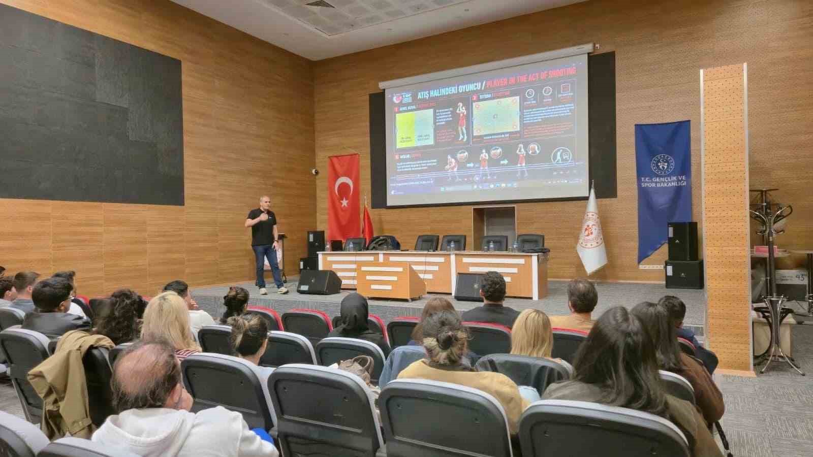 TÜRKİYE BASKETBOL FEDERASYONU (TBF) MERKEZ HAKEM KURULU’NUN (MHK) GÖREVLENDİRDİĞİ SEMİH VURAL TARAFINDAN ERZURUM’DA HAKEM, ANTRENÖR VE BASKETBOLSEVERLERE ANLATILDI.