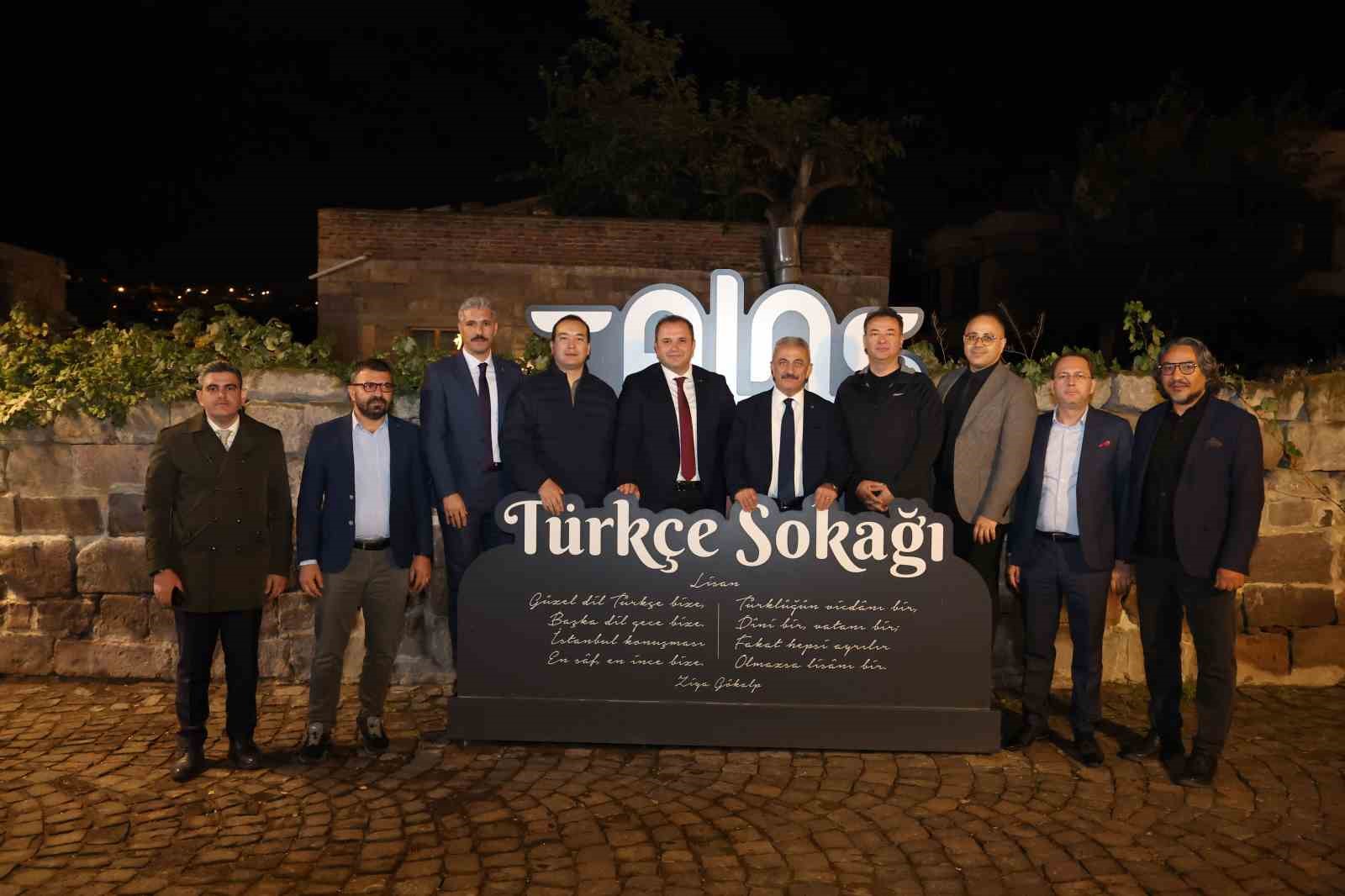 KAYSERİ’DE GERÇEKLEŞTİRİLEN TÜRKSOY 7. KIDEMLİ MEMURLAR TOPLANTISI KAPSAMINDA TALAS’A GELEN TÜRKSOY GENEL SEKRETER YARDIMCISI SAYİT YUSUF İLE TÜRK DÜNYASINDAN TEMSİLCİLER, TALAS BELEDİYESİ'NİN TÜRK DÜNYASININ ORTAK KÜLTÜR VE DEĞERLERİNİ YAŞATTIĞI TÜRKÇE SOKAĞI’NI GEZDİ.
