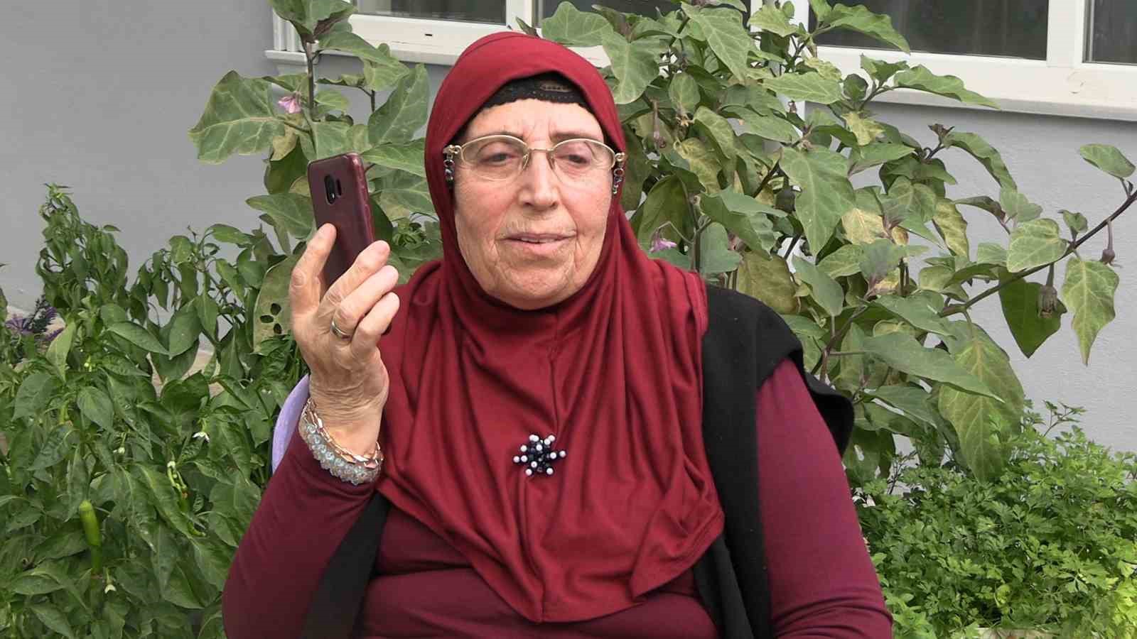 EDİRNE’DE HUZUREVİNDE YAŞAYAN 77 YAŞINDAKİ ASİYE KAÇAR, DÜNYA YAŞLILAR GÜNÜ’NDE 2 YIL ARADAN SONRA DOĞUP BÜYÜDÜĞÜ KÖYÜNE GÖNDERİLEREK GEÇMİŞİN İZLERİNİ YENİDEN YAŞADI. KAÇAR, ARKADAŞLARINI TELEFONLA ARAYIP KÖYE GELDİĞİNİ VE ONLARLA GÖRÜŞMEK İSTEDİĞİNİ SÖYLEDİ.