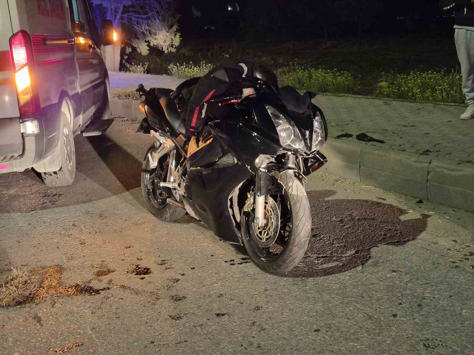 ESKİŞEHİR ÇEVRE YOLU'NDA OTOMOBİLE ARKADAN ÇARPARAK YARALANAN MOTOSİKLET SÜRÜCÜSÜ HASTANEYE KALDIRILDI.