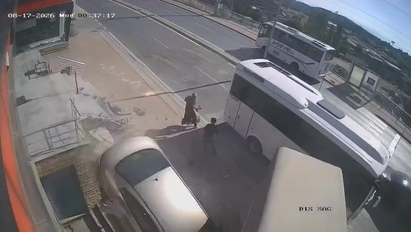 KOCAELİ'DE KONTROLDEN ÇIKAN OTOMOBİL, KORKULUKLARI PARÇALAYARAK MERDİVEN BOŞLUĞUNA UÇTU. O SIRADA MERDİVENLERDE BULUNAN 2 KİŞİ, OTOMOBİLİN ALTINDA KALMAKTAN SANİYELERLE KURTULDU. FACİADAN DÖNÜLEN ANLAR KAMERAYA YANSIDI.
