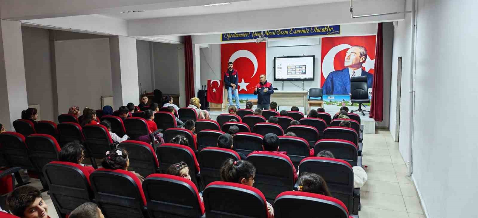 PALU’DA İLKOKUL ÖĞRENCİLERİNE GIDA GÜVENLİĞİ, GIDA VE SU İSRAFININ ÖNLENMESİ KONULARINDA EĞİTİM VERİLDİ. ÖĞRENCİLERE BİLİNÇLİ TÜKETİM, GIDANIN ÜRETİMDEN SOFRAYA YOLCULUĞU VE İSRAFIN ÇEVRESEL ETKİLERİ ANLATILDI