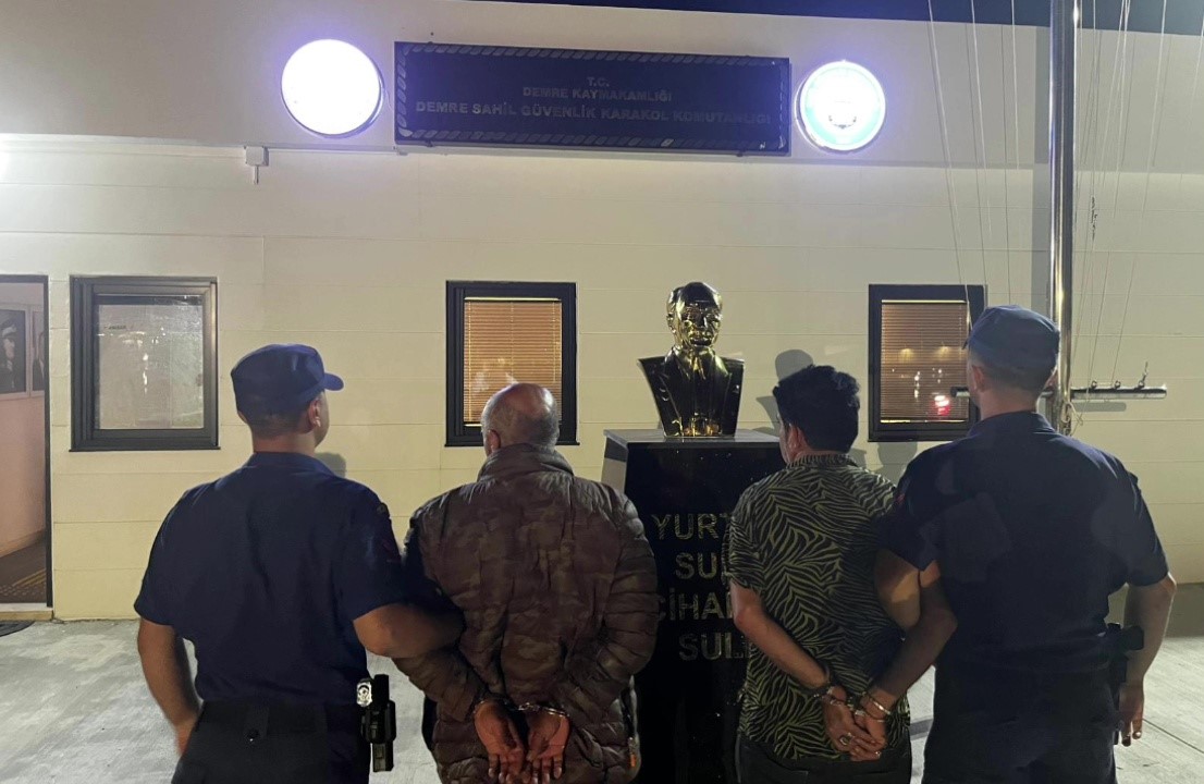 ANTALYA’NIN DEMRE İLÇESİNDE SAHİL GÜVENLİK VE JANDARMA EKİPLERİNİN DÜZENSİZ GÖÇMEN KAÇAKÇILIĞINA YÖNELİK ORTAK OPERASYONUNDA AFGANİSTAN UYRUKLU 19 GÖÇMEK VE 3 ORGANİZATÖR YAKALANDI. OLAYLA İLGİLİ OLDUĞU BELİRLENEN 4 KİŞİNİN İSE YAKALANMASINA YÖNELİK ÇALIŞMALAR SÜRÜYOR.