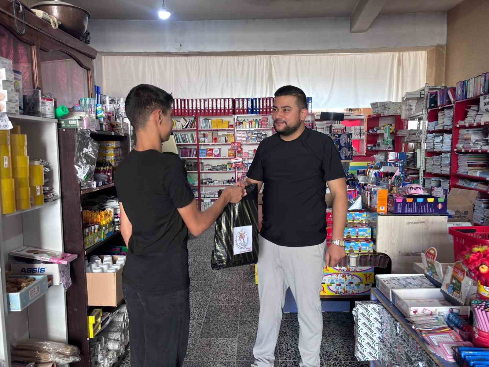 ÇALIŞMALARIN TAMAMLANDIĞINI DUYURAN SİVRİHİSAR BAKKALLAR ESNAF ODASI BAŞKANI SÜLEYMAN YANAL, DAYANIŞMA VURGUSU YAPARAK PROJEDE EMEĞİ GEÇEN BAĞIŞÇILARA VE ODA YÖNETİMİNE TEŞEKKÜR ETTİ.
