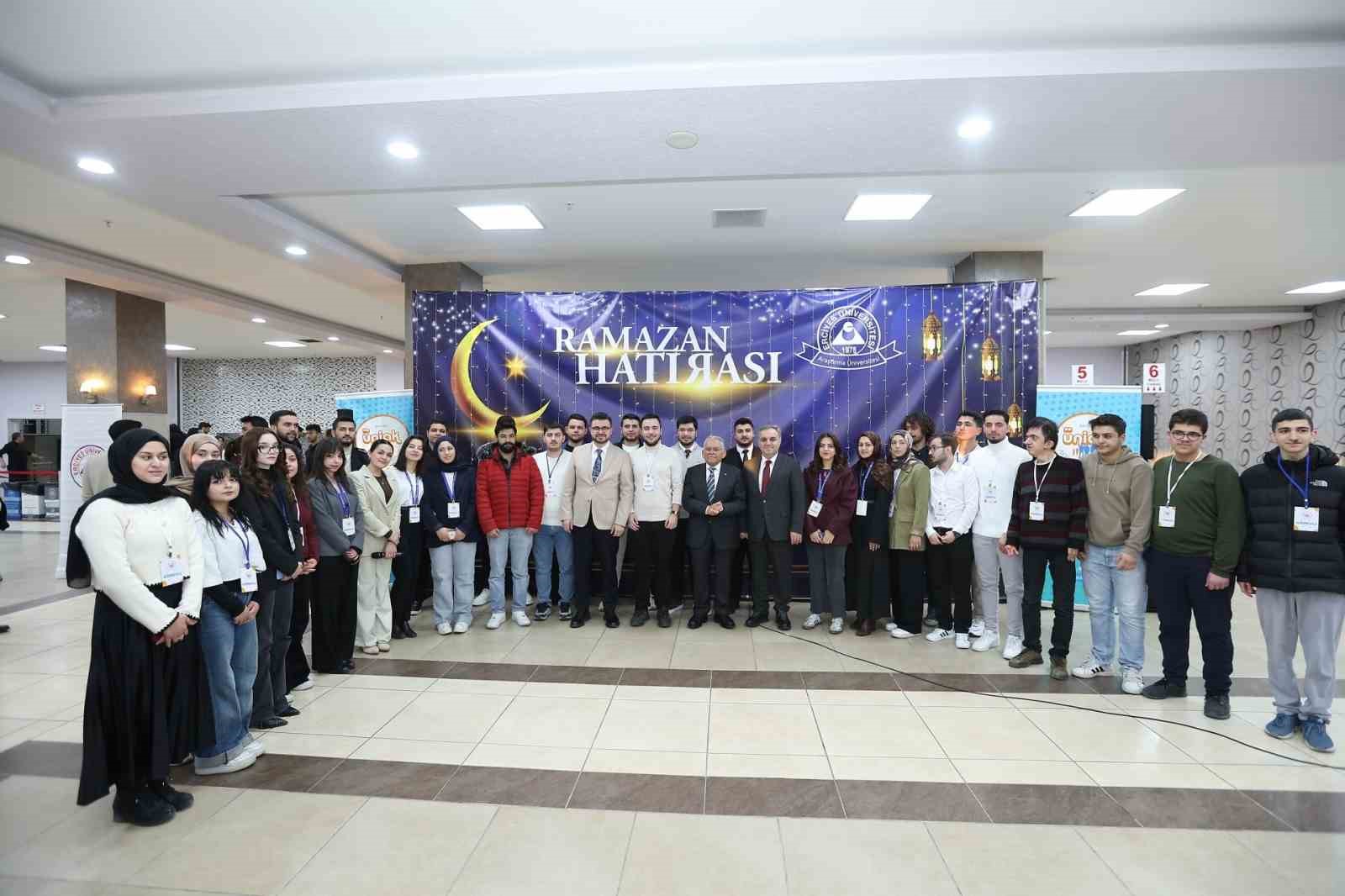 KAYSERİ BÜYÜKŞEHİR BELEDİYE BAŞKANI DR. MEMDUH BÜYÜKKILIÇ, 2026-YKS YERLEŞTİRME SONUÇLARININ AÇIKLANMASININ ARDINDAN KAYSERİ’DEKİ ÜNİVERSİTELERE YERLEŞMEYE HAK KAZANAN ÖĞRENCİLERİ TEBRİK EDEREK, GENÇLERİN YENİ EĞİTİM HAYATLARINDA YANLARINDA OLACAKLARINI BELİRTTİ. BÜYÜKKILIÇ, 5 ÜNİVERSİTESİ VE YAKLAŞIK 75 BİN ÖĞRENCİSİYLE KAYSERİ’NİN GENÇLERİN EĞİTİM, SOSYAL VE KÜLTÜREL GELİŞİMİNE KATKI SUNAN GÜÇLÜ BİR ÜNİVERSİTE ŞEHRİ OLDUĞUNU VURGULADI.