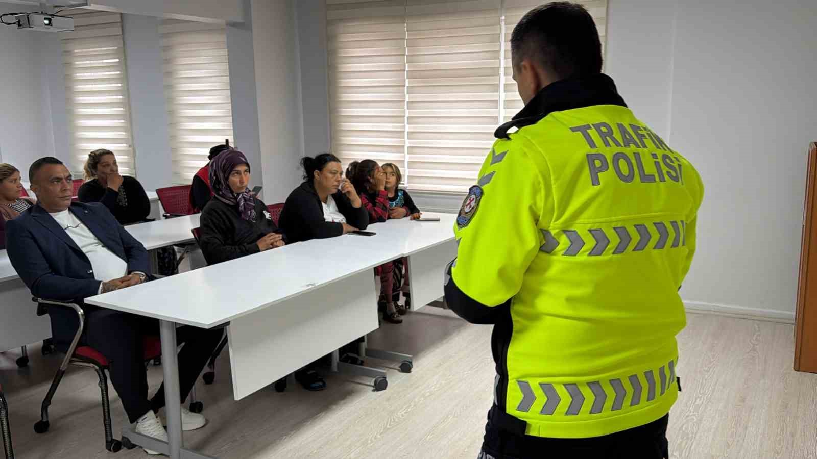 TÜRK KIZILAY BOLU ŞUBESİ TARAFINDAN YÜRÜTÜLEN "SIFIR ATIĞA EMEK, GELECEĞE DESTEK" PROJESİ KAPSAMINDA BAĞIMSIZ ATIK TOPLAYICILARINA TRAFİK GÜVENLİĞİ VE GÜVENLİ PATPAT KULLANIMI EĞİTİMİ VERİLDİ.