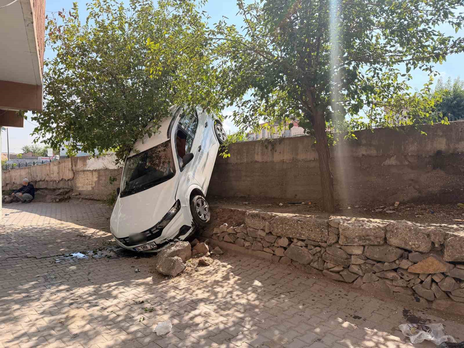 DİYARBAKIR’DA SÜRÜCÜSÜNÜN DİREKSİYON HAKİMİYETİNİ KAYBETTİĞİ SUV ARAÇ, İSTİNAT DUVARINDAN AŞAĞI DÜŞTÜ. KAZADA ÖLEN YA DA YARALANAN OLMAZKEN, OLAYLA İLGİLİ İNCELEME BAŞLATILDI.