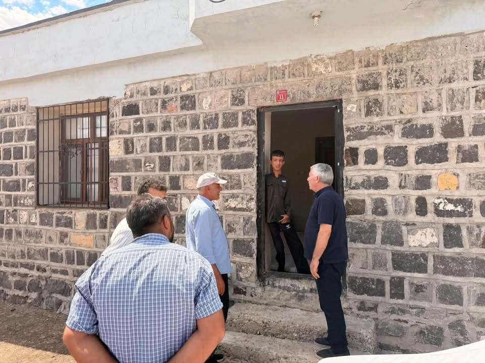 DİYARBAKIR’IN ÇERMİK İLÇE BELEDİYESİ TARAFINDAN MAHALLE YOLLARI PARKE TAŞLARI İLE DÖŞENİYOR.