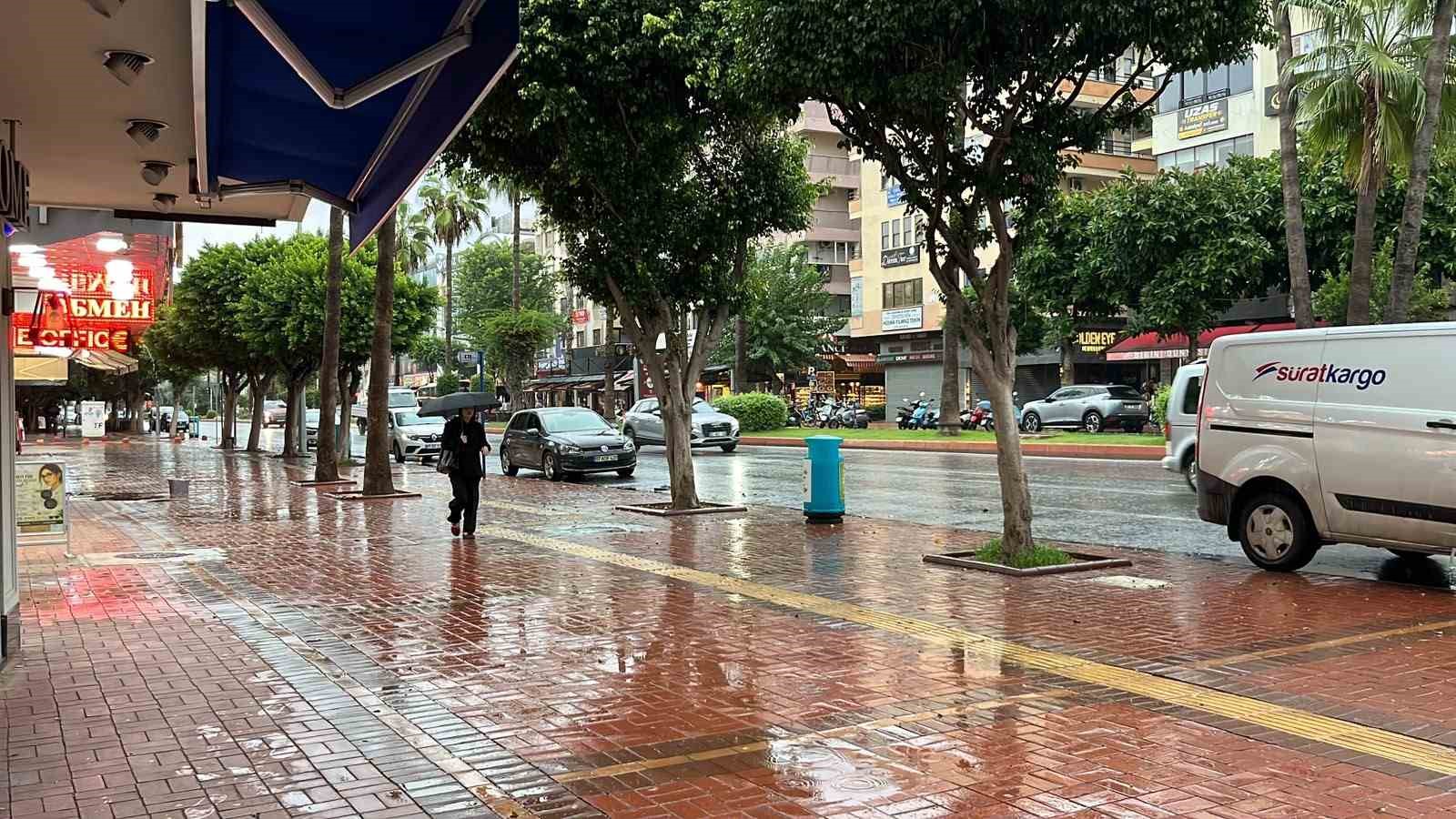 METEOROLOJİ 4. BÖLGE MÜDÜRLÜĞÜNÜN SAĞANAK YAĞIŞ UYARISINDA BULUNDUĞU ANTALYA’NIN ALANYA İLÇESİNDE, SABAH SAATLERİNDE YAĞIŞ ETKİLİ OLDU. YAĞMURA HAZIRLIKSIZ YAKALANAN VATANDAŞLAR ZOR ANLAR YAŞARKEN, UYARILARI DİKKATE ALAN BAZI VATANDAŞLAR İSE ŞEMSİYELERİYLE SOKAĞA ÇIKTI.