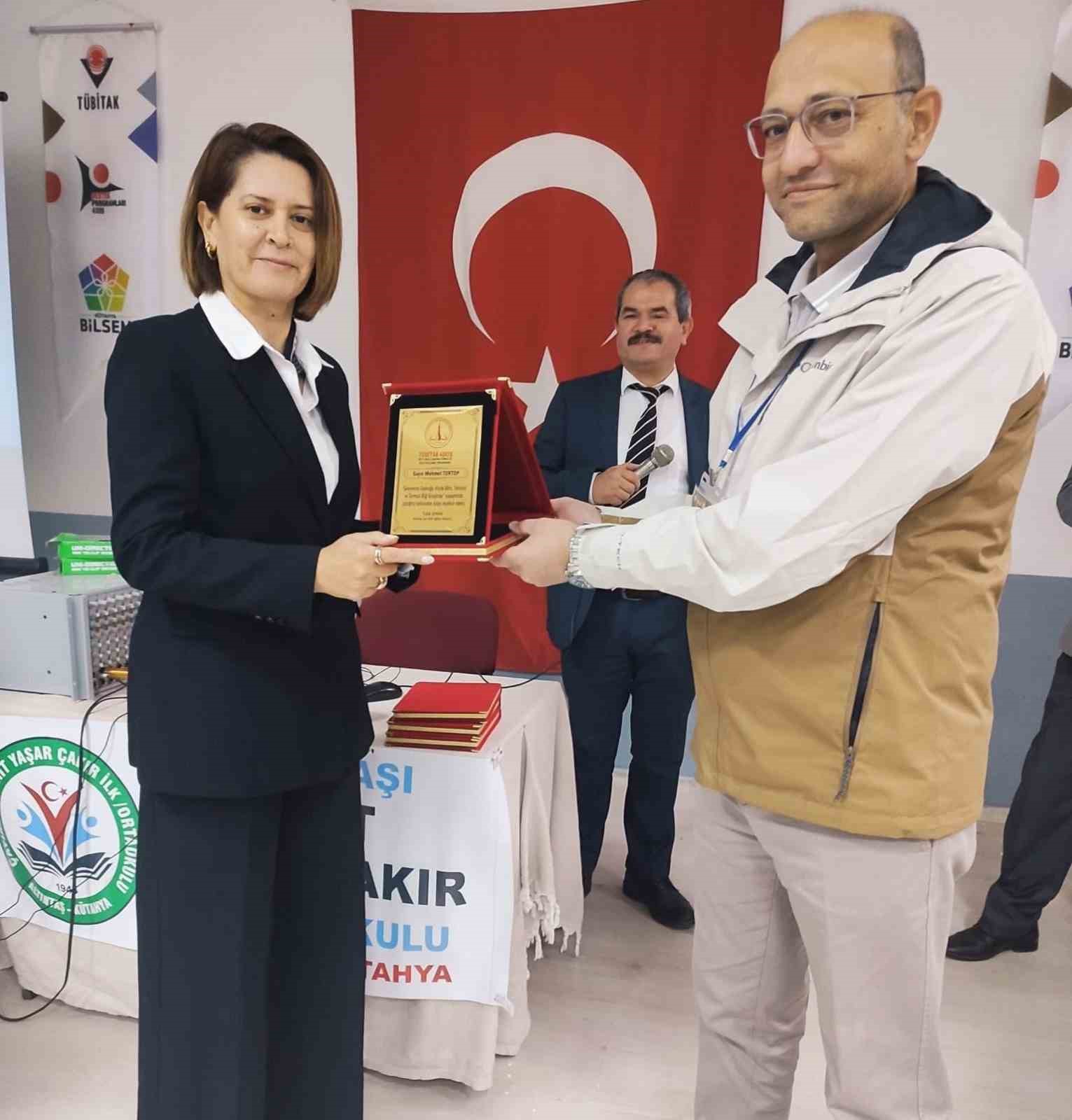 KÜTAHYA’NIN ALTINTAŞ İLÇESİNDE TÜBİTAK 4009 KAPSAMINDA GERÇEKLEŞTİRİLEN "GELENEKTEN GELECEĞE: KÖYDE BİLİM, TEKNOLOJİ VE TARIMSAL BİLGİ BULUŞMASI" PROJESİ, SÜRDÜRÜLEBİLİR TARIM SÖYLEŞİSİYLE SONA ERDİ.