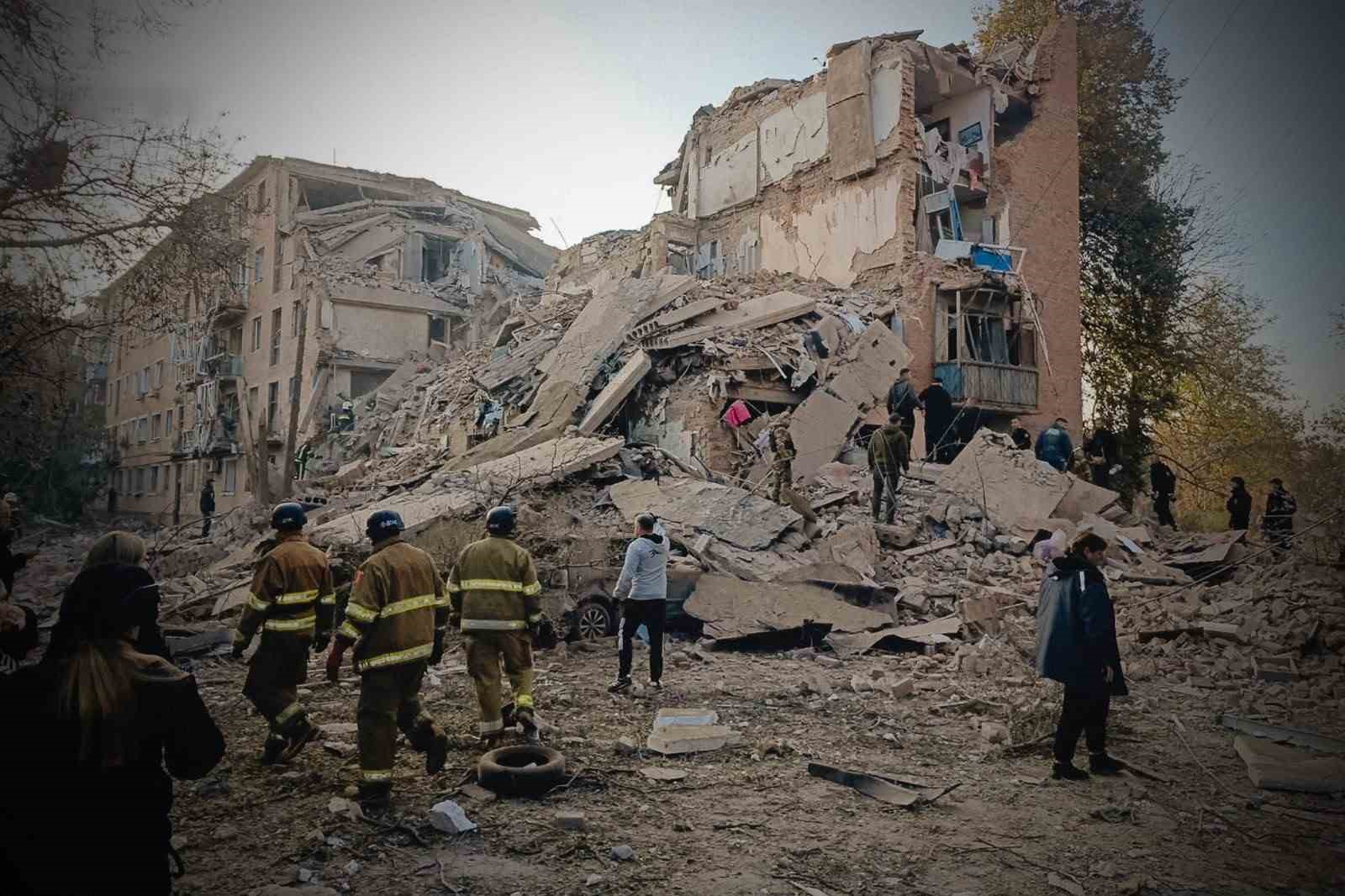 UKRAYNA DEVLET BAŞKANI VLADİMİR ZELENSKİY, "PUTİN'E DOĞUM GÜNÜ HEDİYESİ" İFADELERİNİ KULLANDIĞI AÇIKLAMASINDA, RUSYA'NIN UKRAYNA GENELİNİ 70 FÜZE VE ÇOK SAYIDA İNSANSIZ HAVA ARACI (İHA) İLE HEDEF ALDIĞINI BELİRTEREK, SALDIRILARDA EN AZ 11 KİŞİNİN HAYATINI KAYBETTİĞİNİ AÇIKLADI.