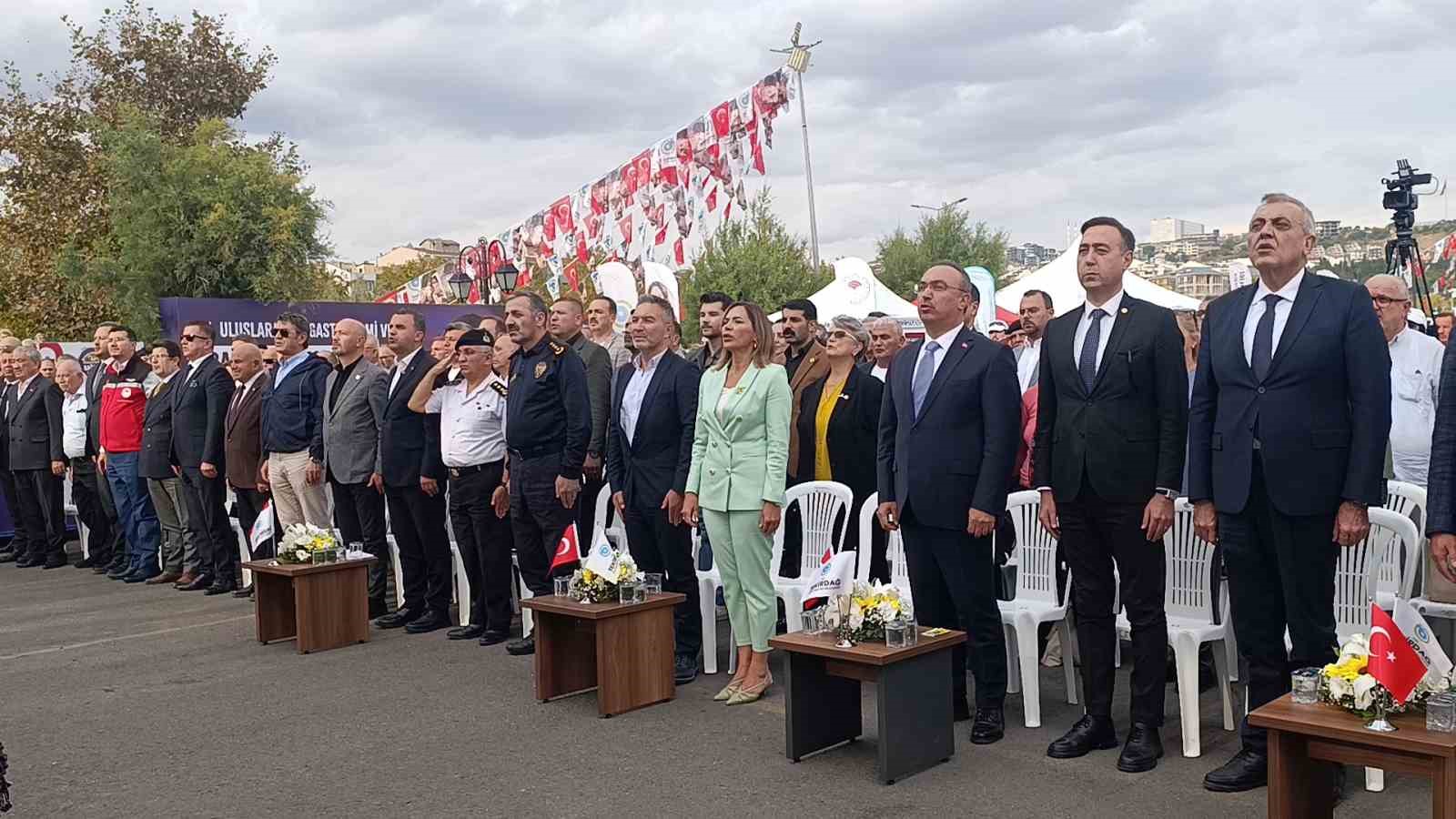 FESTİVALİN AÇILIŞ PROGRAMINA TEKİRDAĞ VALİSİ RECEP SOYTÜRK, İL EMNİYET MÜDÜRÜ AHMET METİN TURANLI, İL JANDARMA KOMUTANI ALİ GÜNGÖR, SÜLEYMANPAŞA KAYMAKAMI NEDİM TUNÇER, KAMU KURUM VE KURULUŞLARININ TEMSİLCİLERİ, SİVİL TOPLUM KURULUŞLARININ TEMSİLCİLERİ, SİYASİ PARTİ TEMSİLCİLERİ, ÜRETİCİLER, ŞEFLER VE ÇOK SAYIDA VATANDAŞ KATILDI.