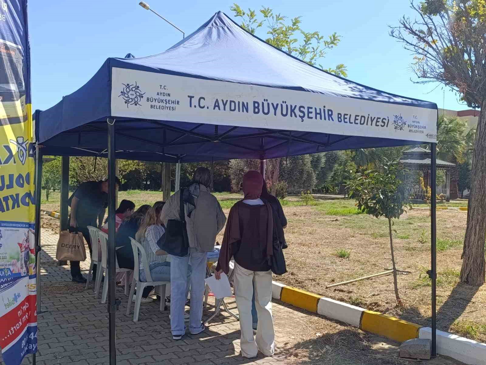 2026-2027 EĞİTİM-ÖĞRETİM YILININ BAŞLAMASIYLA ÜNİVERSİTE ÖĞRENCİLERİNİN AYKART BAŞVURULARINDA YOĞUNLUK YAŞANIRKEN, KAMPÜSLERDE KURULAN STANTLAR İŞLEMLERİ KOLAYLAŞTIRDI.