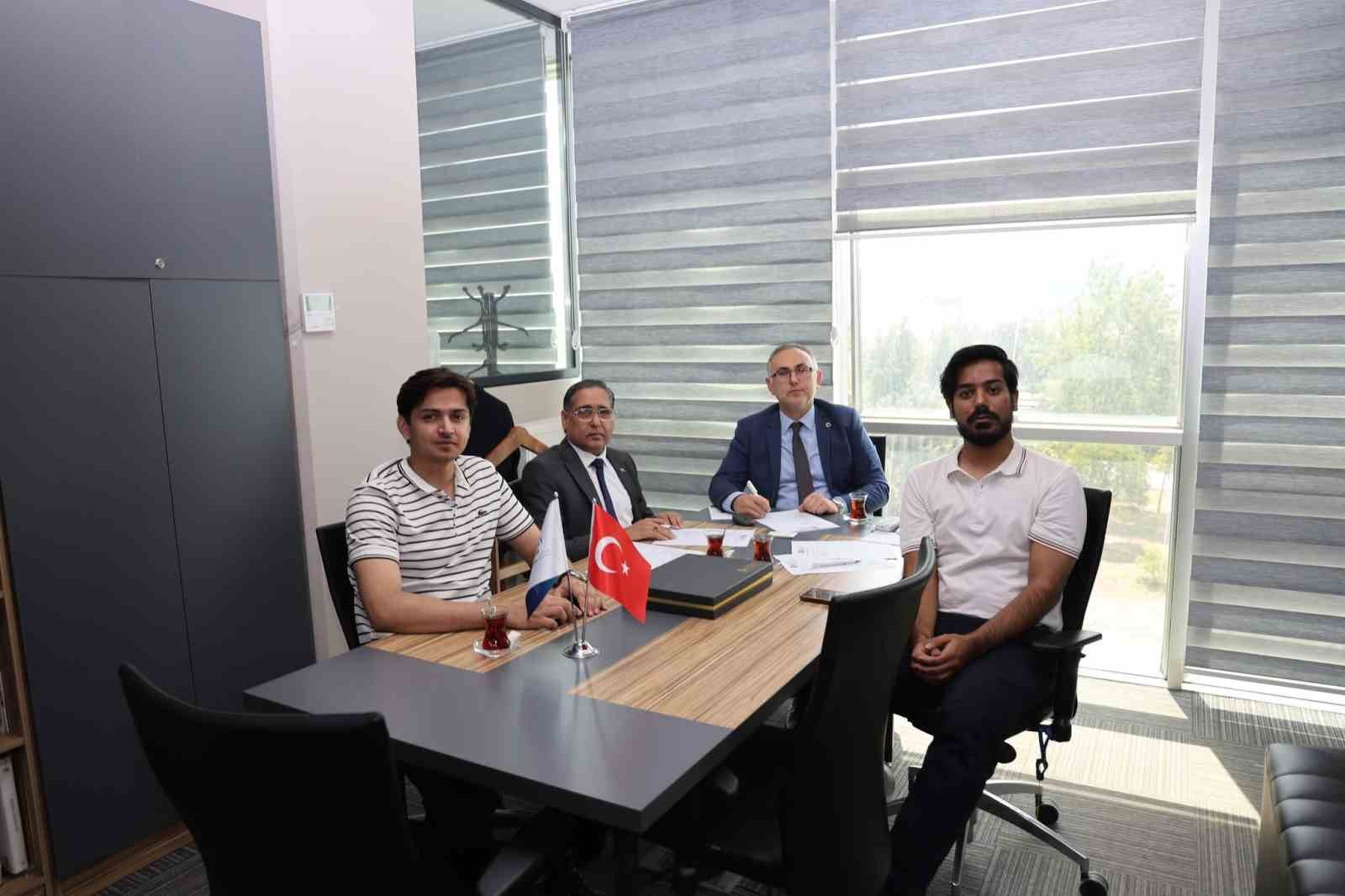 KÖRFEZ TİCARET ODASI İLE PAKİSTAN'IN İSLAMABAD TİCARET VE SANAYİ ODASI ARASINDA, KOBİ'LERİN ULUSLARARASI PAZARLARA ERİŞİMİNİ KOLAYLAŞTIRMAK VE YENİ YATIRIM ALANLARI OLUŞTURMAK AMACIYLA İŞBİRLİĞİ PROTOKOLÜ İMZALANDI.