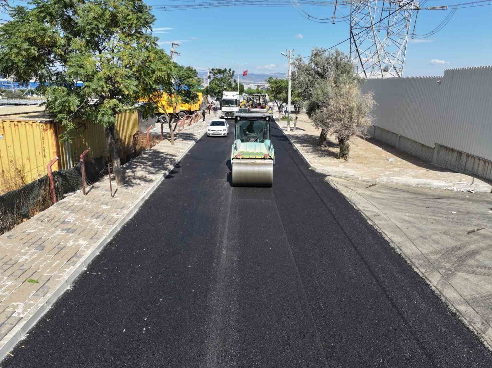 MANİSA BÜYÜKŞEHİR BELEDİYESİ, YUNUSEMRE İLÇESİNE BAĞLI EMLAKDERE MAHALLESİ’NDE YUKARI VE AŞAĞI MAHALLE SAKİNLERİNİN YOĞUN OLARAK KULLANDIĞI YAKLAŞIK 2 KİLOMETRELİK GÜZERGÂHTA SICAK ASFALT ÇALIŞMASINI TAMAMLADI. ORGANİZE SANAYİ BÖLGESİ’NE YAKINLIĞI NEDENİYLE YOĞUN KULLANILAN YOL, ÇALIŞMALARIN ARDINDAN DAHA GÜVENLİ VE KONFORLU HALE GETİRİLDİ.