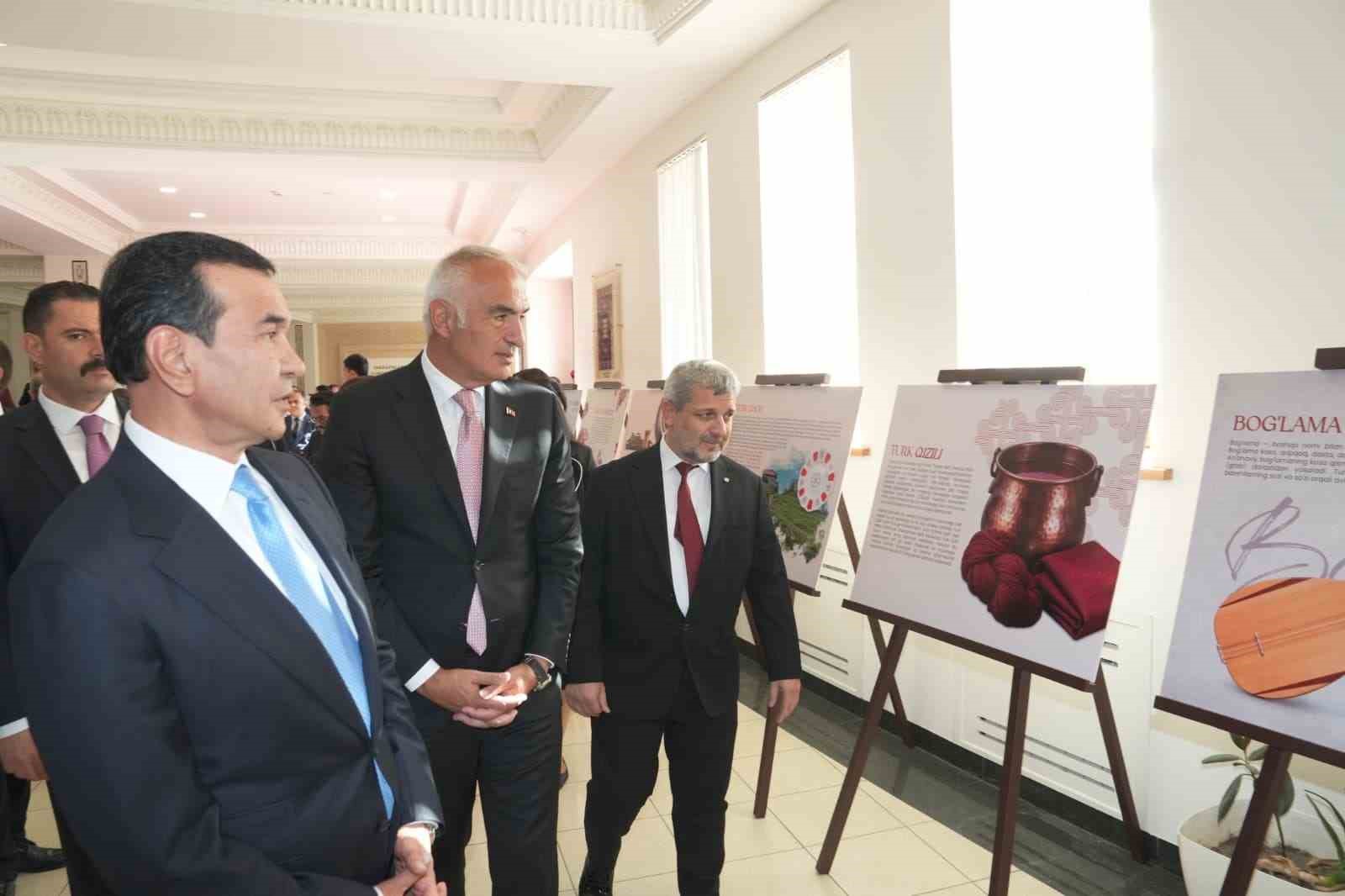 PROGRAMDA YUNUS EMRE ENSTİTÜSÜNÜN DÜZENLEDİĞİ "TÜRK KÜLTÜRÜNDEN YAPRAKLAR" SERGİSİ İLE TEDA DESTEĞİYLE ÖZBEKÇEYE ÇEVRİLEN ÇAĞDAŞ VE KLASİK TÜRK EDEBİYATI ESERLERİNİN TANITIMI DA YER ALDI.