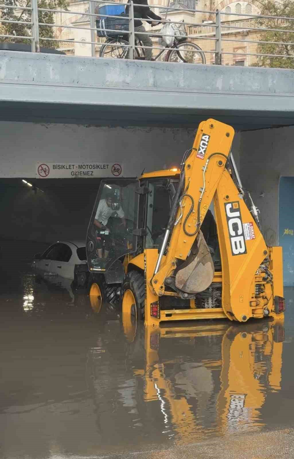 ADANA’DA SAĞANAK YAĞMURDA SOKAKLAR GÖLE DÖNERKEN ALT GEÇİTTEN GEÇMEYE ÇALIŞAN BİR OTOMOBİL İSE SUYA GÖMÜLDÜ.