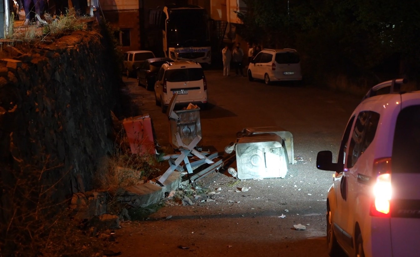 GÜMÜŞHANE’DE BAĞLARBAŞI MAHALLESİ KAZIM KARABEKİR CADDESİ’NDE KONTROLDEN ÇIKAN OTOMOBİL, REFÜJE ÇARPARAK KARŞI ŞERİDE GEÇTİ VE KALDIRIMDA YÜRÜYEN ÜNİVERSİTE ÖĞRENCİSİNE ÇARPTI. O ANLAR GÜVENLİK KAMERASINA YANSIRKEN KAZADA 4 KİŞİ YARALANDI.