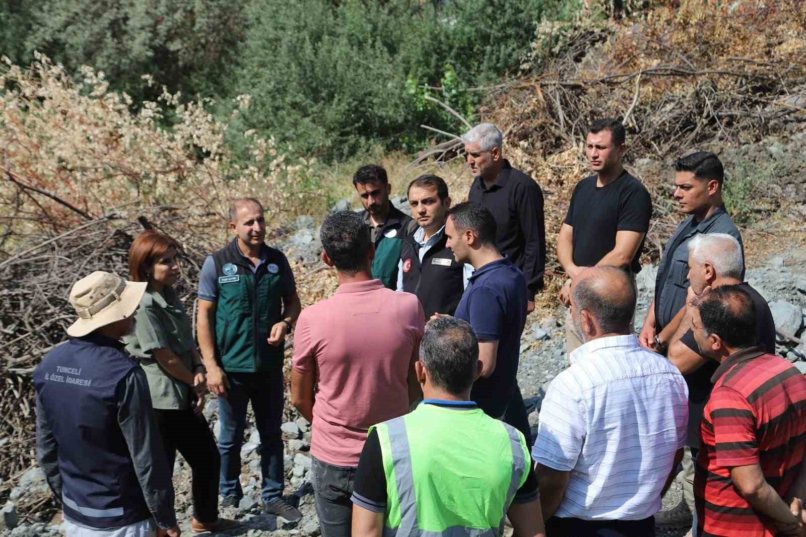 TUNCELİ’DE ETKİLİ OLAN SAĞANAK YAĞIŞTAN DOLAYI, KÖY YOLLARI ZARAR GÖRDÜ. İL ÖZEL İDARESİ EKİPLERİ, YAŞANAN OLAYIN ARDINDAN HEMEN HAREKETE GEÇEREK ÇALIŞMALARA BAŞLADI