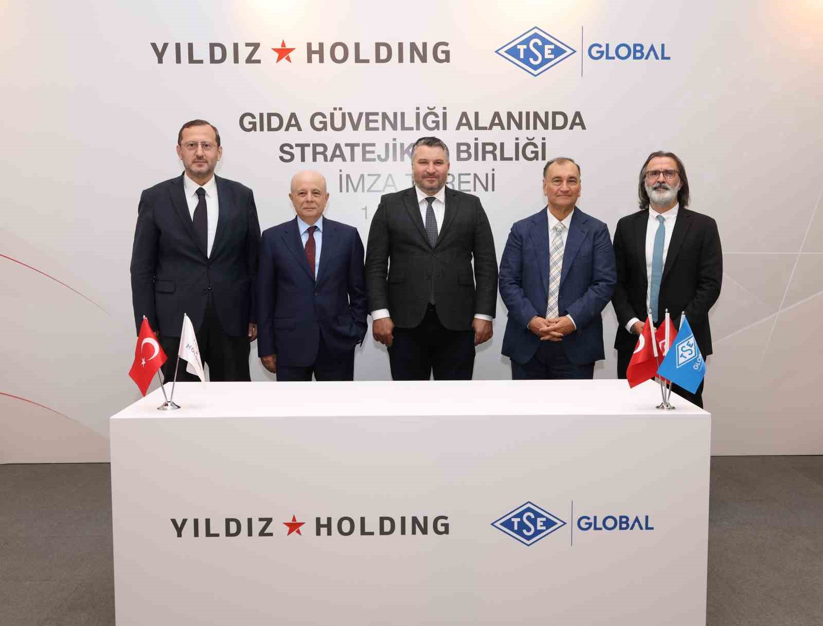 YILDIZ HOLDİNG'DE GERÇEKLEŞTİRİLEN İMZA TÖRENİNE ORUÇ BABA İNAN (ORTADA), HÜSEYİN ALPER TÜREDİ (SAĞDA), MURAT ÜLKER (SAĞDAN İKİNCİ), MEHMET TÜTÜNCÜ (SOLDAN İKİNCİ) , İBRAHİM TAŞKIN (SOLDA) KATILDI