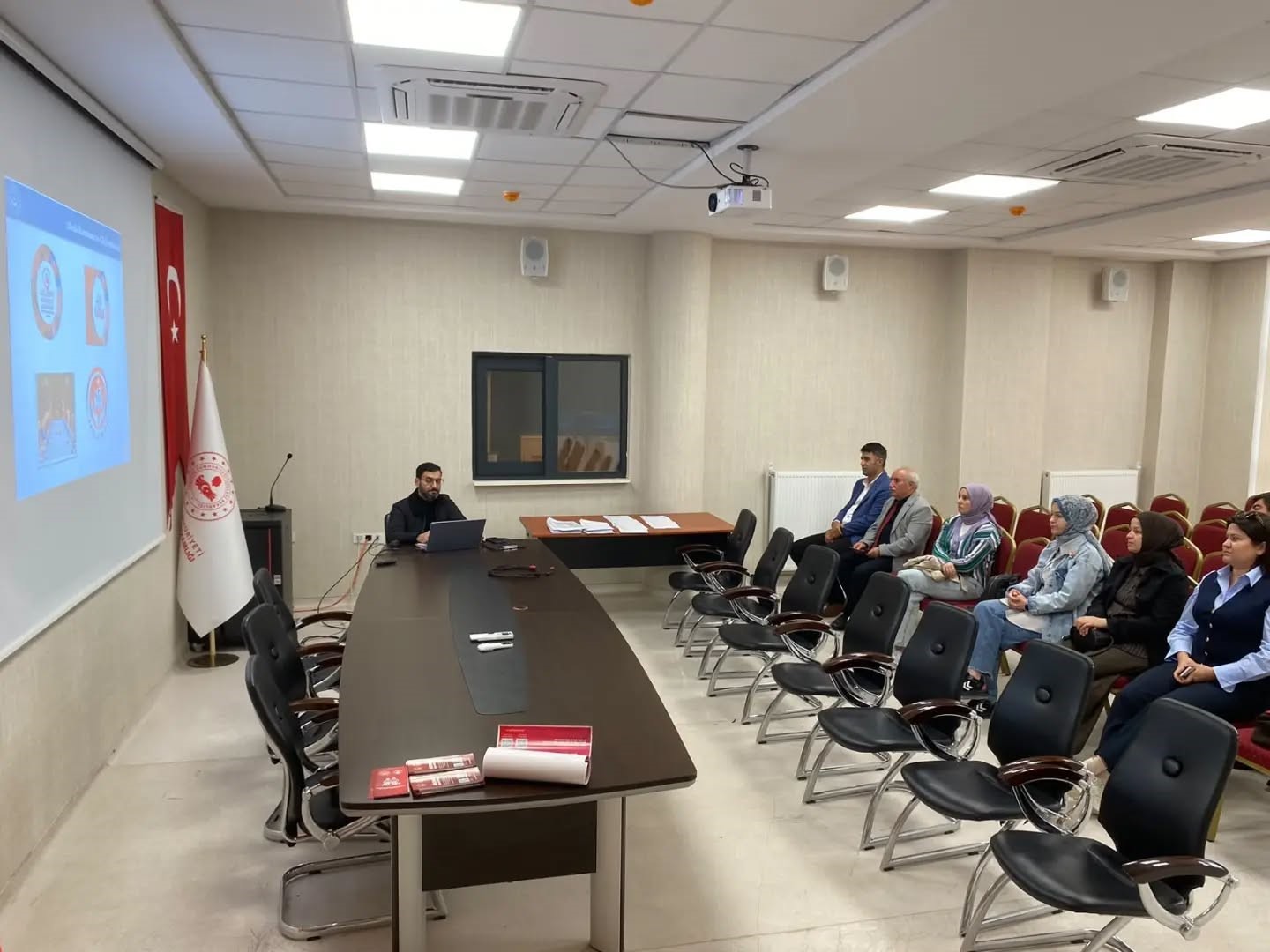 ALTINTAŞ’TA OKUL İDARECİLERİ VE REHBER ÖĞRETMENLERE SOSYAL DESTEK MODELİ ANLATILDI
