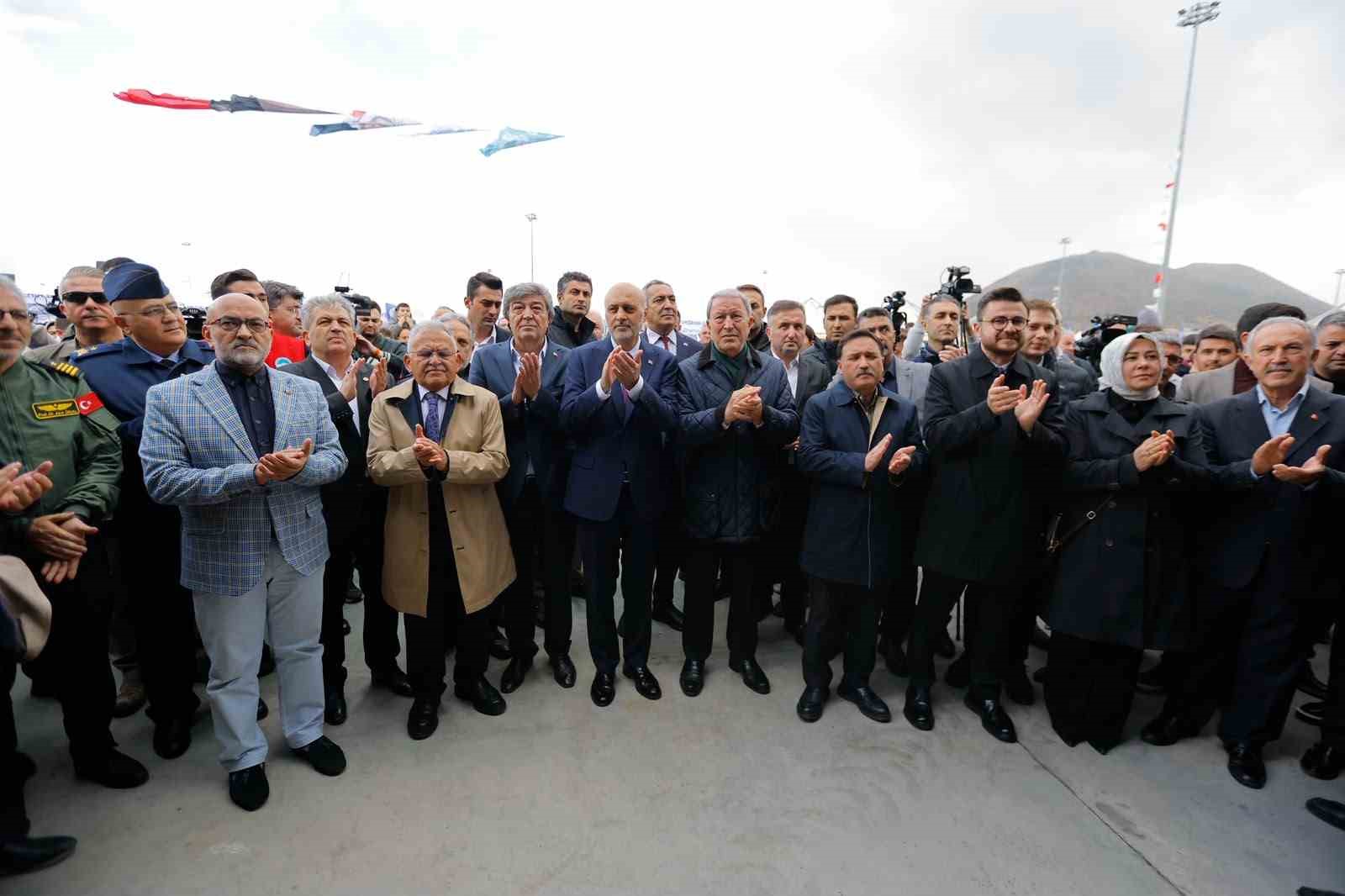 KAYSERİ BÜYÜKŞEHİR BELEDİYE BAŞKANI DR. MEMDUH BÜYÜKKILIÇ, FESTİVALE GÖSTERİLEN YOĞUN İLGİDEN DUYDUĞU MEMNUNİYETİ DİLE GETİREREK KAYSERİLİLERE VE ORGANİZASYONA KATKI SUNAN TÜM PAYDAŞLARA TEŞEKKÜR ETTİ.