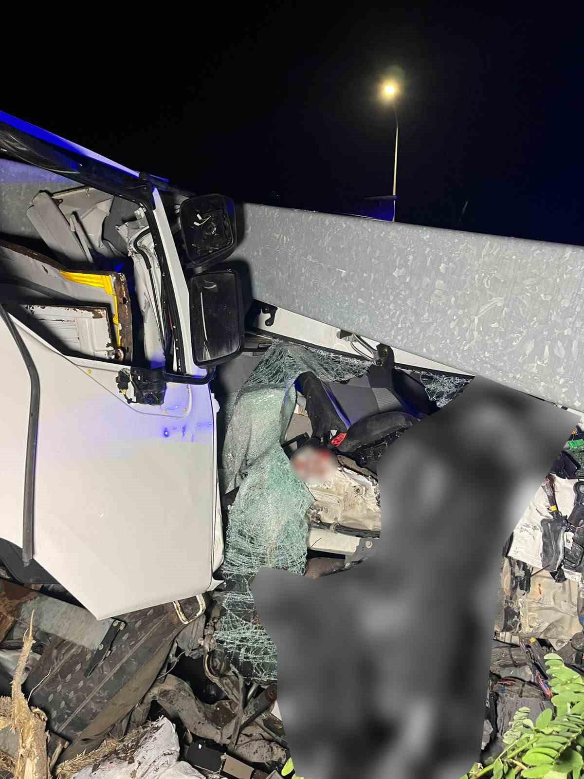 ÇANAKKALE’DE BARİYERLERE ÇARPMAN KAMYONDAKİ 2 KİŞİ HAYATINI KAYBETTİ.