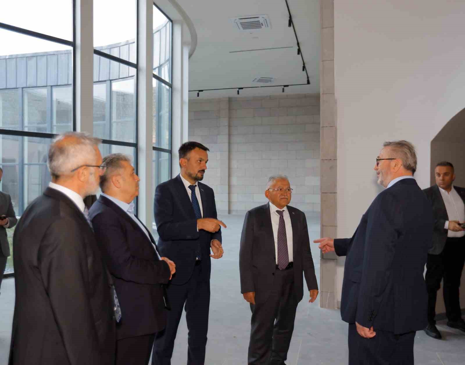 KAYSERİ BÜYÜKŞEHİR BELEDİYE BAŞKANI DR. MEMDUH BÜYÜKKILIÇ, KÜLTÜR VE TURİZM BAKAN YARDIMCISI DR. COŞKUN YILMAZ’I RECEP TAYYİP ERDOĞAN MİLLET BAHÇESİ’NDE AĞIRLADI.