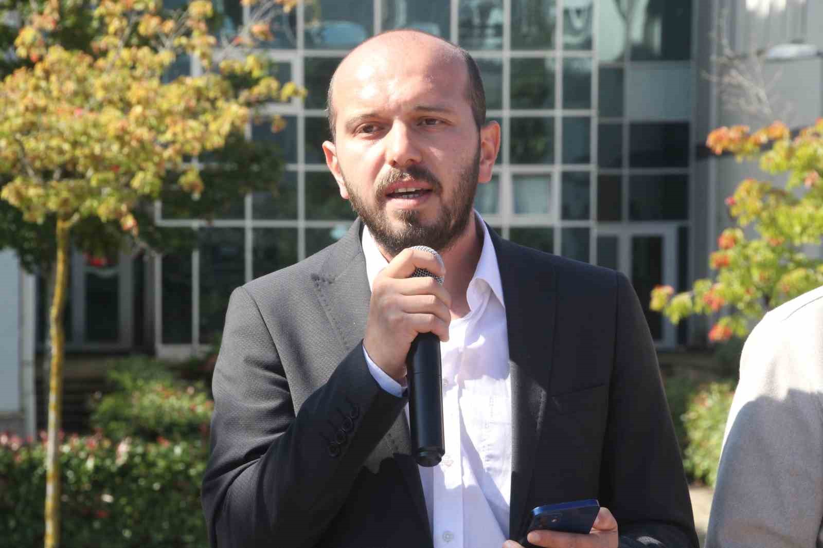 PROGRAMDA KATILIMCILAR ADINA KONUŞAN OKAN ACUN