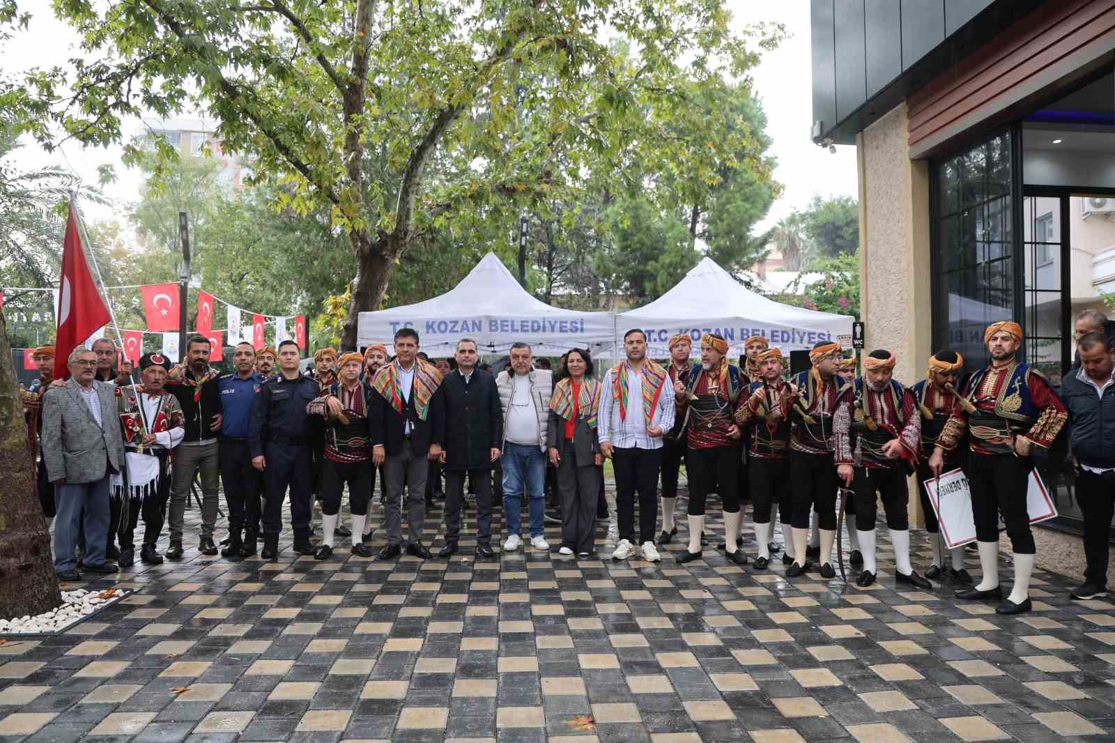 ADANA’NIN KOZAN İLÇESİNDE, DÜNYA VE OLİMPİYAT ŞAMPİYONU MİLLİ GÜREŞÇİ İSMET ATLI’NIN ADINI YAŞATMAK AMACIYLA BU YIL 10’UNCUSU DÜZENLENEN GELENEKSEL İSMET ATLI KARAKUCAK GÜREŞLERİ, YAĞMURA RAĞMEN GERÇEKLEŞTİRİLEN KORTEJ YÜRÜYÜŞÜYLE BAŞLADI.