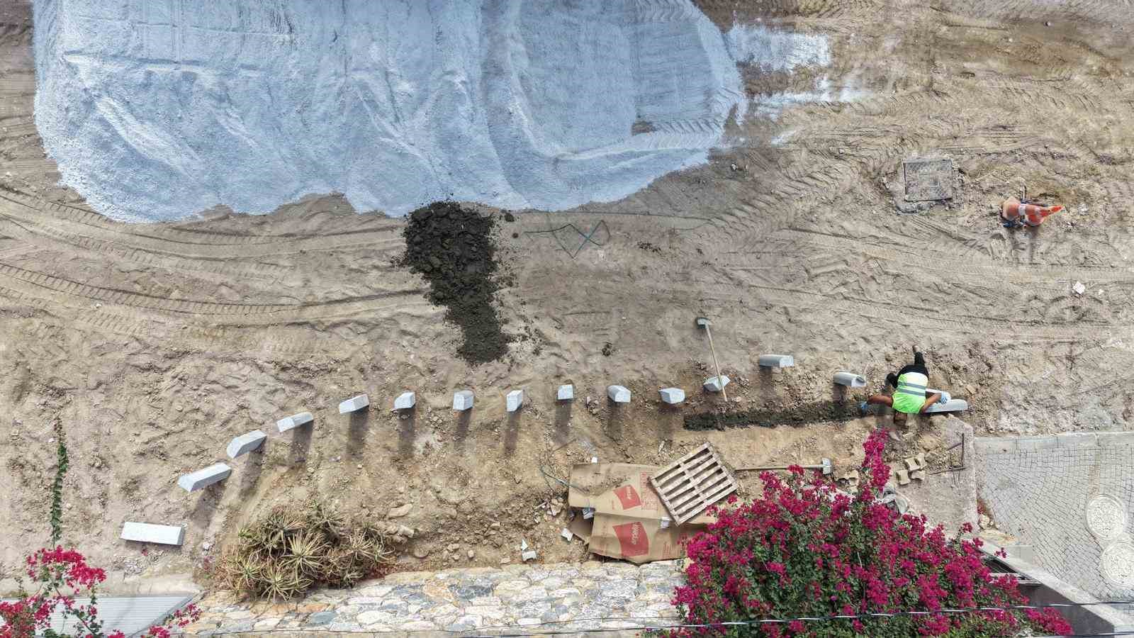BODRUM BELEDİYESİ, KENT GENELİNDE UYGUN CADDE VE SOKAKLARDA BETON KİLİT PARKE TAŞI İLE YOL YAPIM ÇALIŞMALARINA DEVAM EDİYOR.