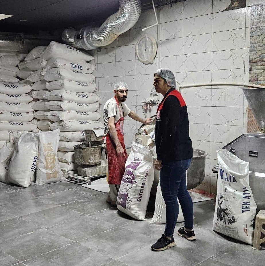 DENİZLİ İL TARIM VE ORMAN MÜDÜRLÜĞÜ EKİPLERİ, VATANDAŞLARIN GÜVENİLİR VE SAĞLIKLI GIDAYA ULAŞMASINI SAĞLAMAK AMACIYLA EKMEK ÜRETİMİ YAPAN İŞLETMELERE YÖNELİK GECE DENETİMLERİNİ SÜRDÜRÜYOR.