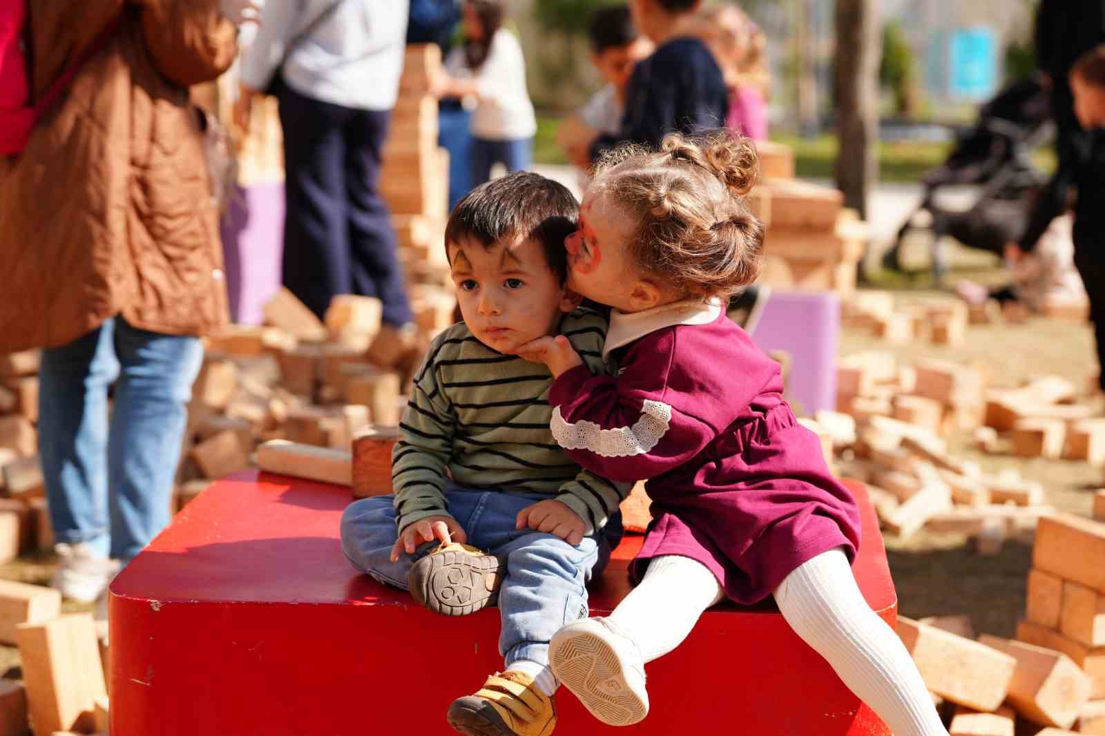 RAMİ KÜTÜPHANESİ’NDE DÜZENLENEN AİLEFEST, 825 BİN ZİYARETÇİYİ AĞIRLAYARAK SONA ERDİ. FESTİVAL BOYUNCA ÇOCUKLARDAN GENÇLERE, ANNE-BABALARDAN BÜYÜKANNE VE BÜYÜKBABALARA KADAR HER YAŞTAN ZİYARETÇİ; KÜLTÜR, SANAT, EĞİTİM VE EĞLENCE DOLU ETKİNLİKLERDE BİR ARAYA GELDİ.