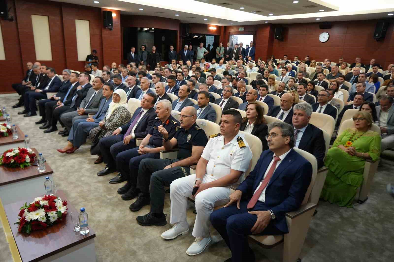 ANTALYA'DA TEDAVİ GÖRDÜĞÜ HASTANEDE HAYATINI KAYBEDEN CUMHURİYET SAVCISI GADEM TAŞ'IN ADININ VERİLDİĞİ KONFERANS SALONU, TÖRENLE HİZMETE AÇILDI.