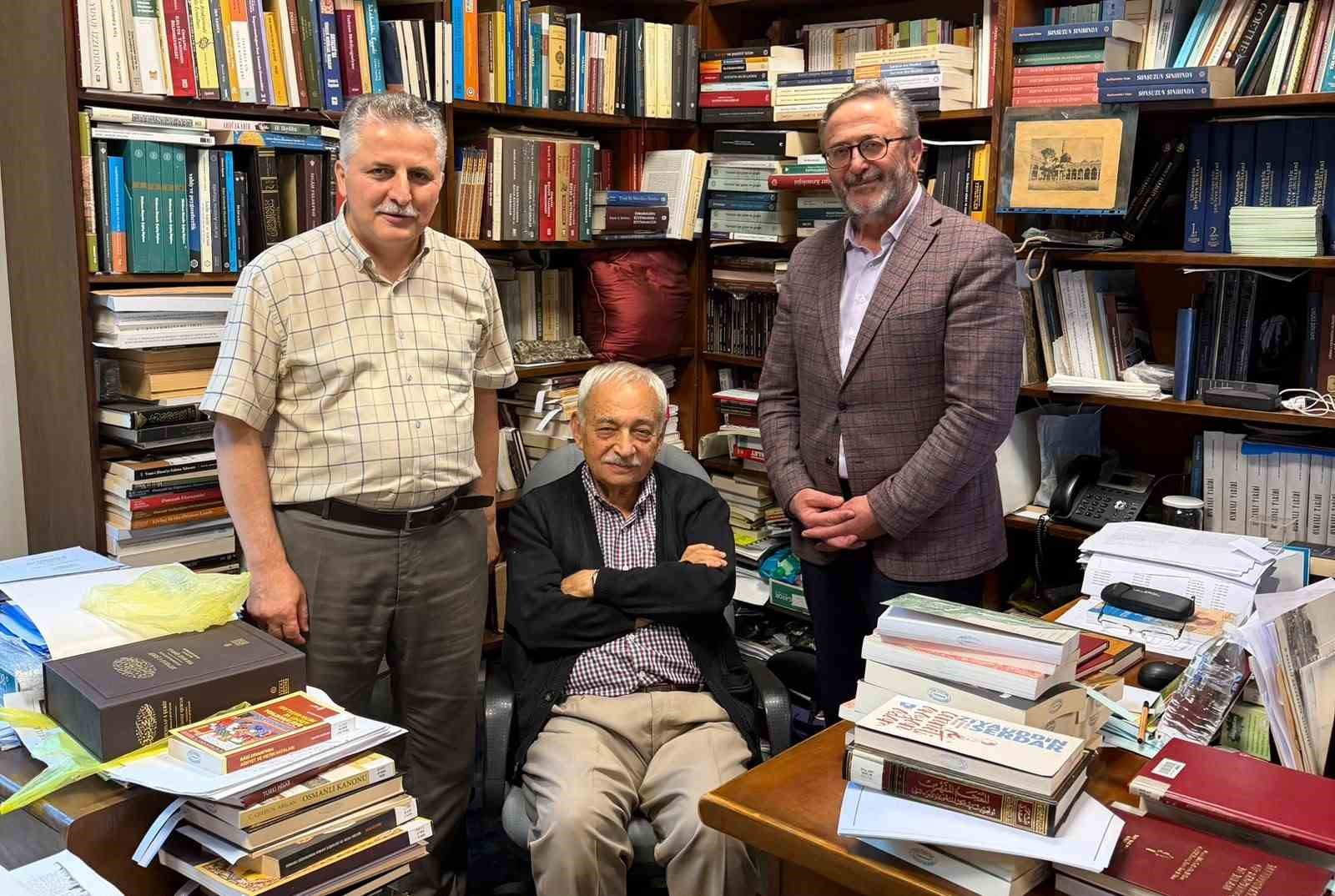 KÜLTÜR VE TURİZM BAKANI MEHMET NURİ ERSOY, YAZAR İSMAİL ERÜNSAL’IN ÖMRÜ BOYUNCA BİR ARAYA GETİREREK SÜLEYMANİYE YAZMA ESER KÜTÜPHANESİNE BAĞIŞLADIĞI 525 ESERLİK KOLEKSİYONUN DİJİTAL ERİŞİME AÇILDIĞINI DUYURDU.