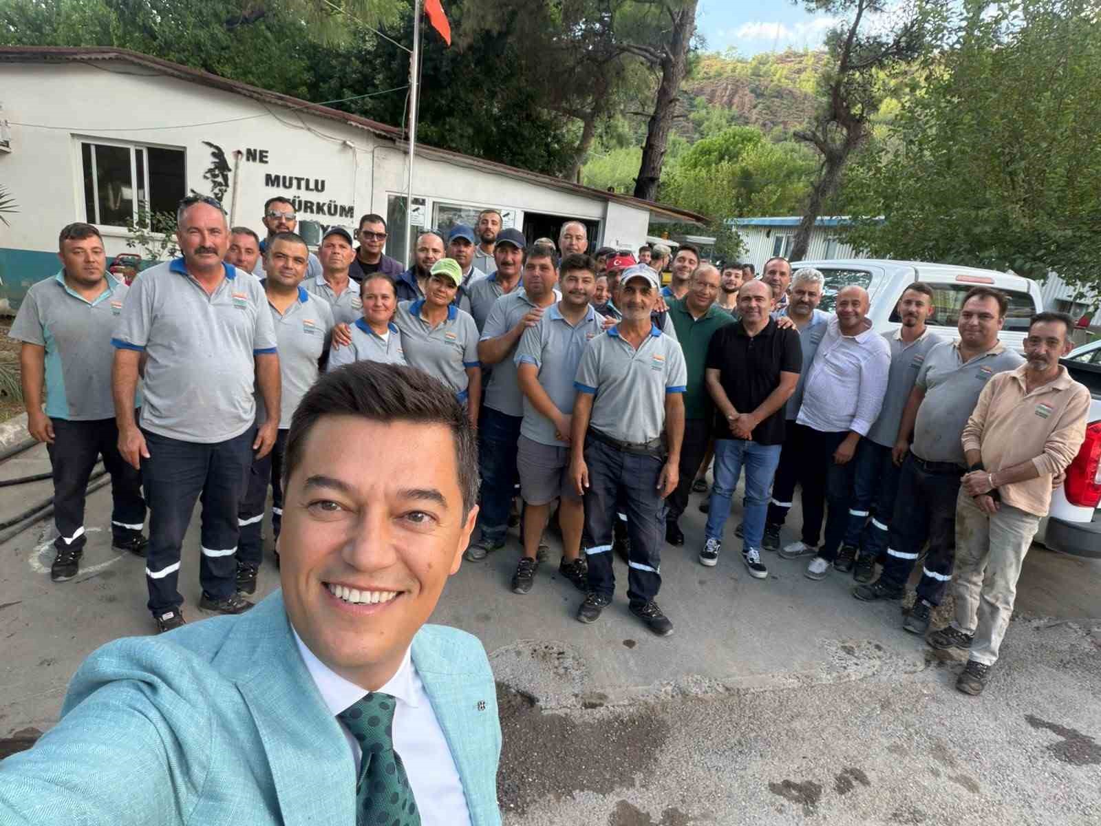 MARMARİS BELEDİYE BAŞKANI ACAR ÜNLÜ, YAZ SEZONU BOYUNCA YOĞUN MESAİ YAPAN TEMİZLİK İŞLERİ MÜDÜRLÜĞÜ PERSONELİNİ ZİYARET ETTİ. MAKİNE ARAÇ PARKI’NDA GERÇEKLEŞEN BULUŞMADA PERSONELE TATLI İKRAM EDEN ÜNLÜ, YAZ BOYUNCA GÖSTERDİKLERİ ÖZVERİLİ ÇALIŞMALAR İÇİN TEŞEKKÜR ETTİ.