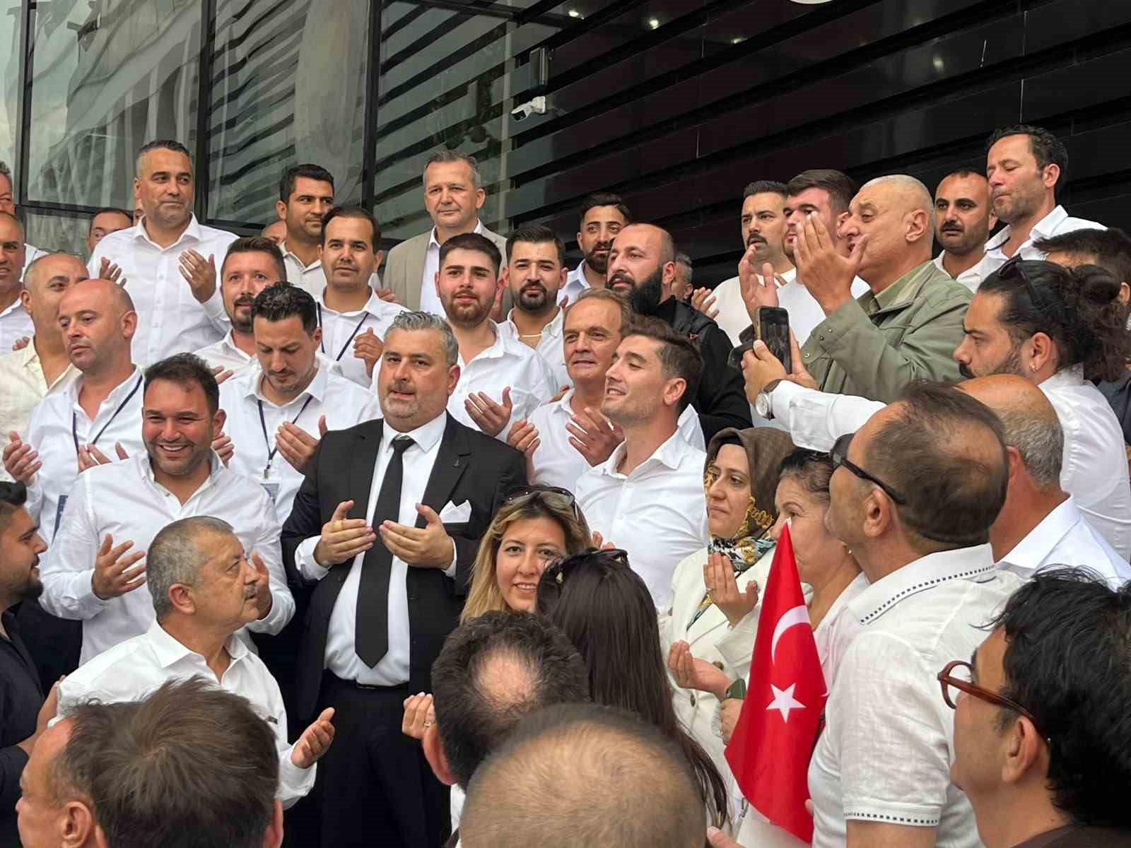 NAZİLLİ TİCARET ODASI’NDA BAŞKANLIK SEÇİMİ TAMAMLANIRKEN, OYLAMADAN GALİP AYRILAN ÖZEN AKGÜN ODANIN YENİ BAŞKANI OLDU.