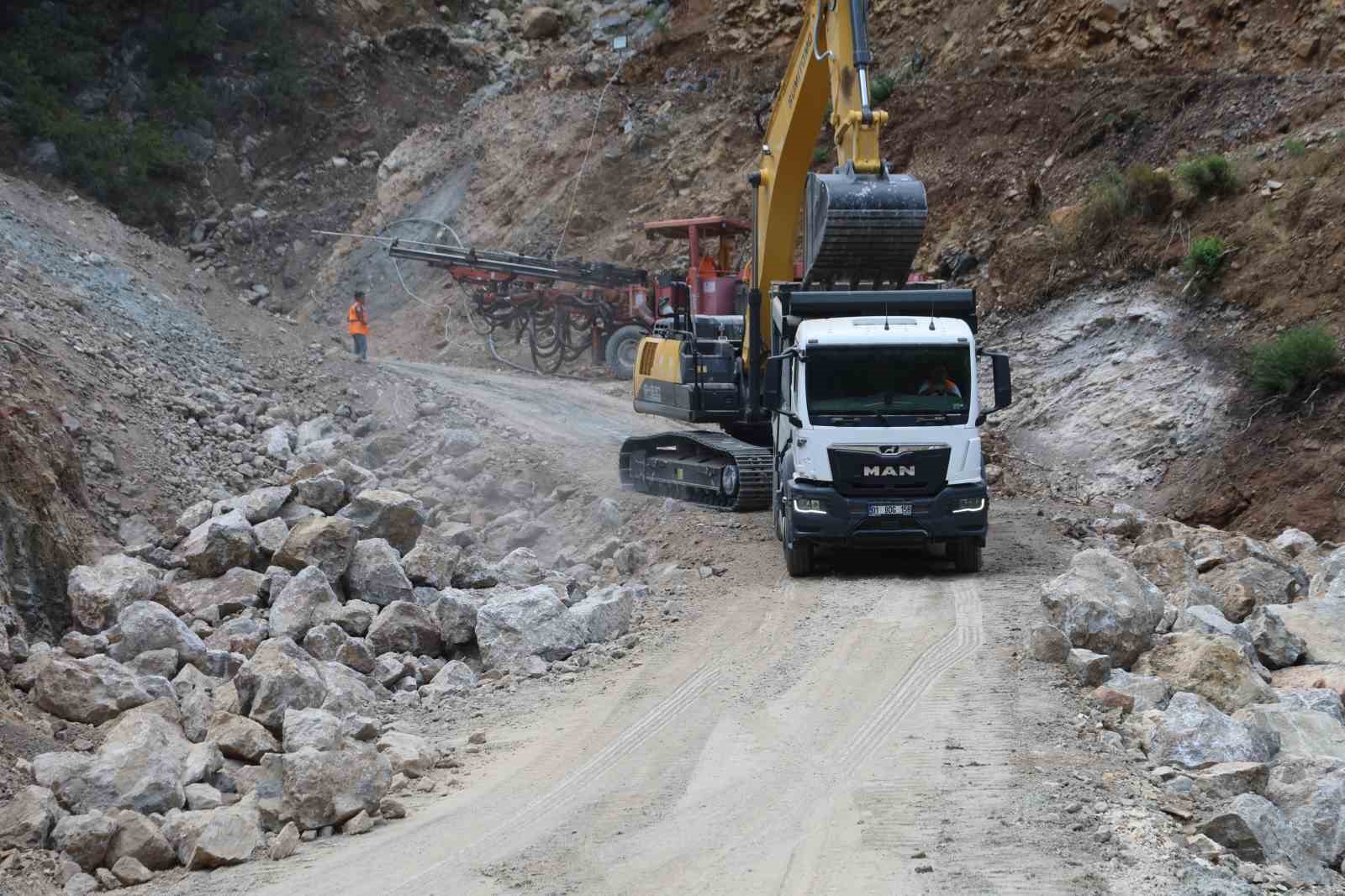 ADANA'NIN ‘KOZAN, FEKE, SAİMBEYLİ VE TUFANBEYLİ' ARASINDA YAPILACAK HEYELAN ISLAHI VE TÜNEL PROJESİNDE İLK KAZMA VURULDU.