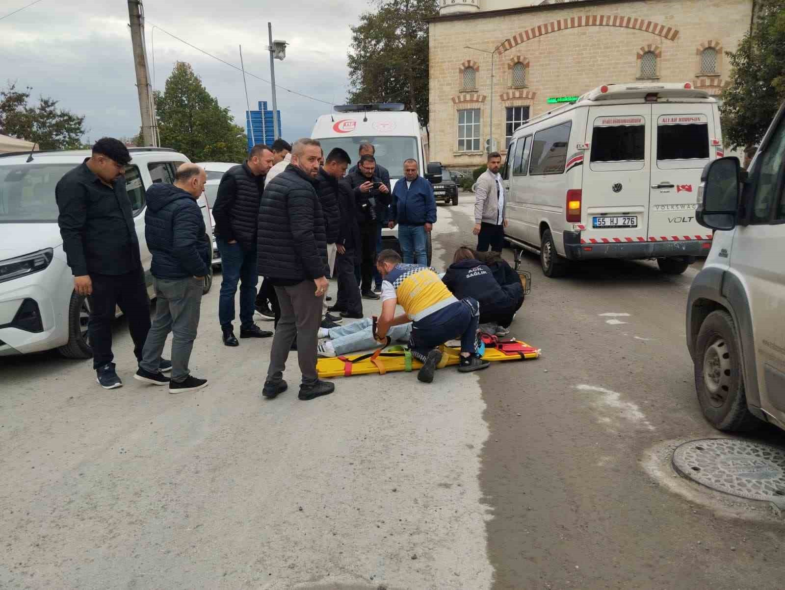 ÇARŞAMBA İLÇESİNDE ELEKTRİKLİ BİSİKLETTEN DÜŞEN 18 YAŞINDAKİ GENÇ YARALANDI.